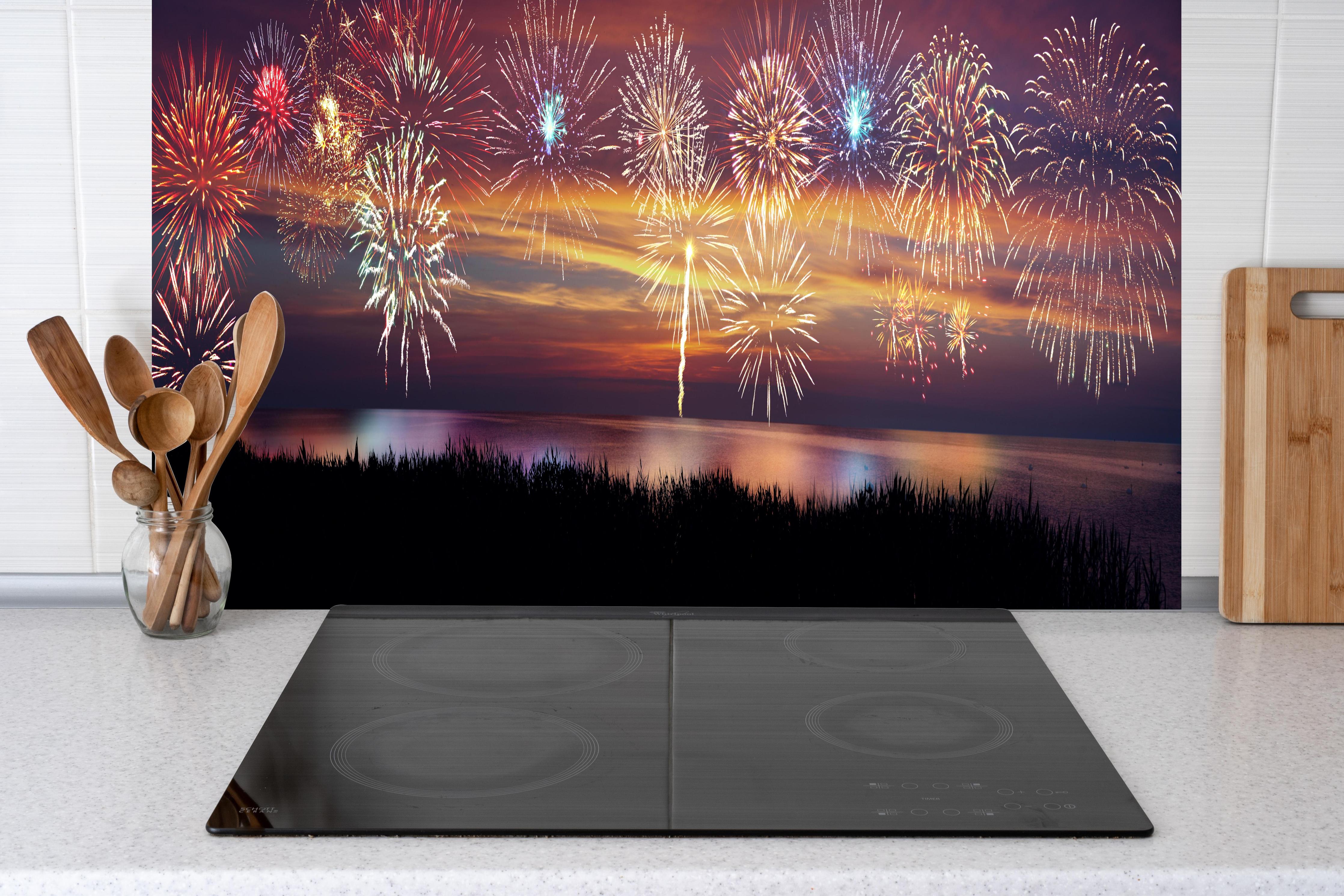 Küche - Farbenprächtiges Feuerwerk am Nachthimmel hinter weißen Hochglanz-Küchenregalen und schwarzem Wasserhahn