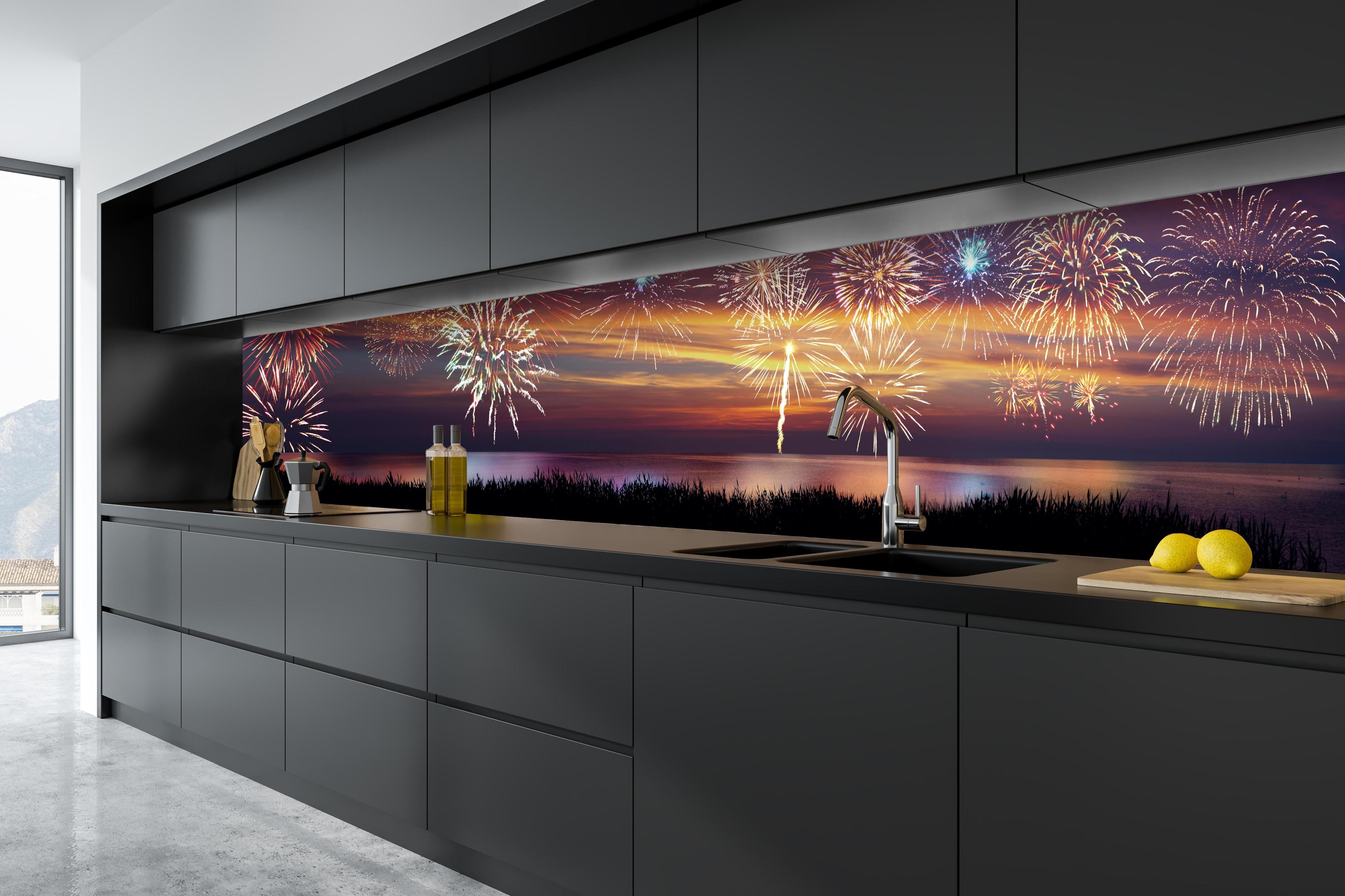 Küche - Farbenprächtiges Feuerwerk am Nachthimmel hinter weißen Hochglanz-Küchenregalen und schwarzem Wasserhahn