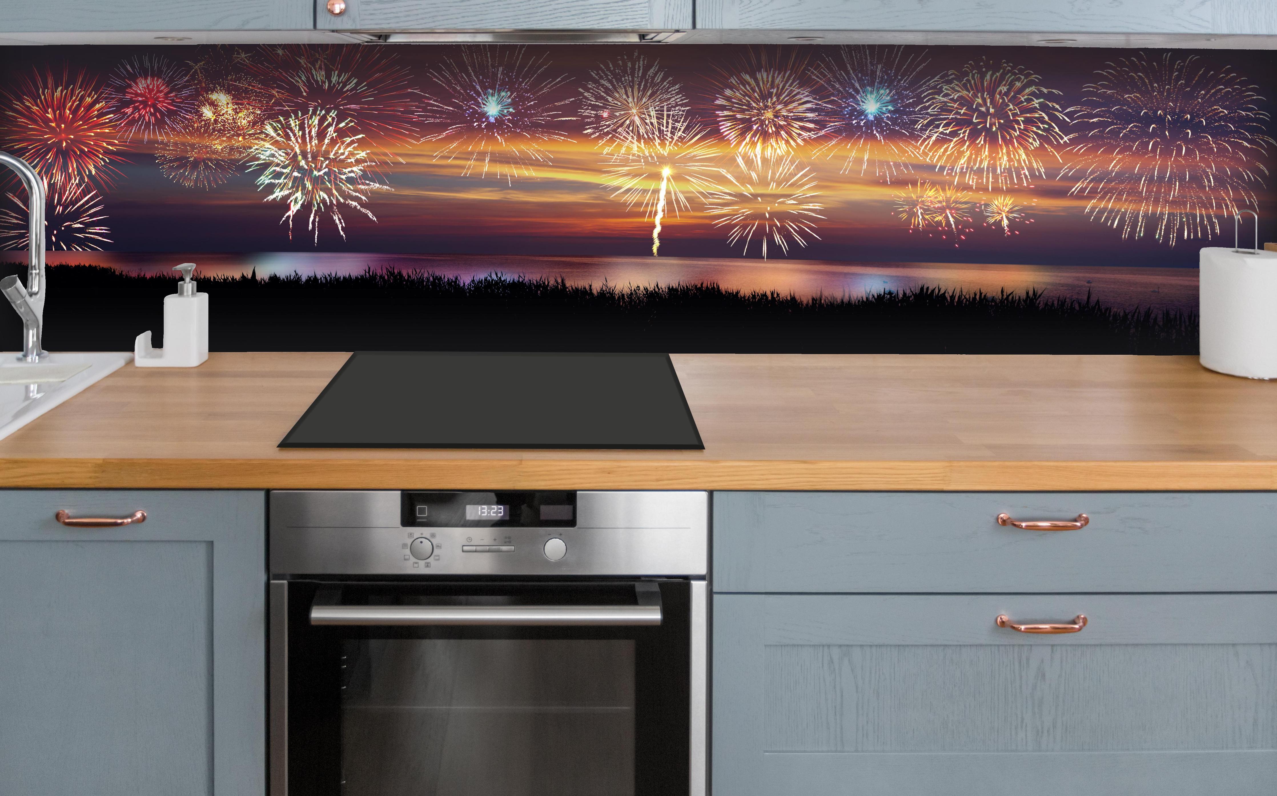 Küche - Farbenprächtiges Feuerwerk am Nachthimmel hinter weißen Hochglanz-Küchenregalen und schwarzem Wasserhahn