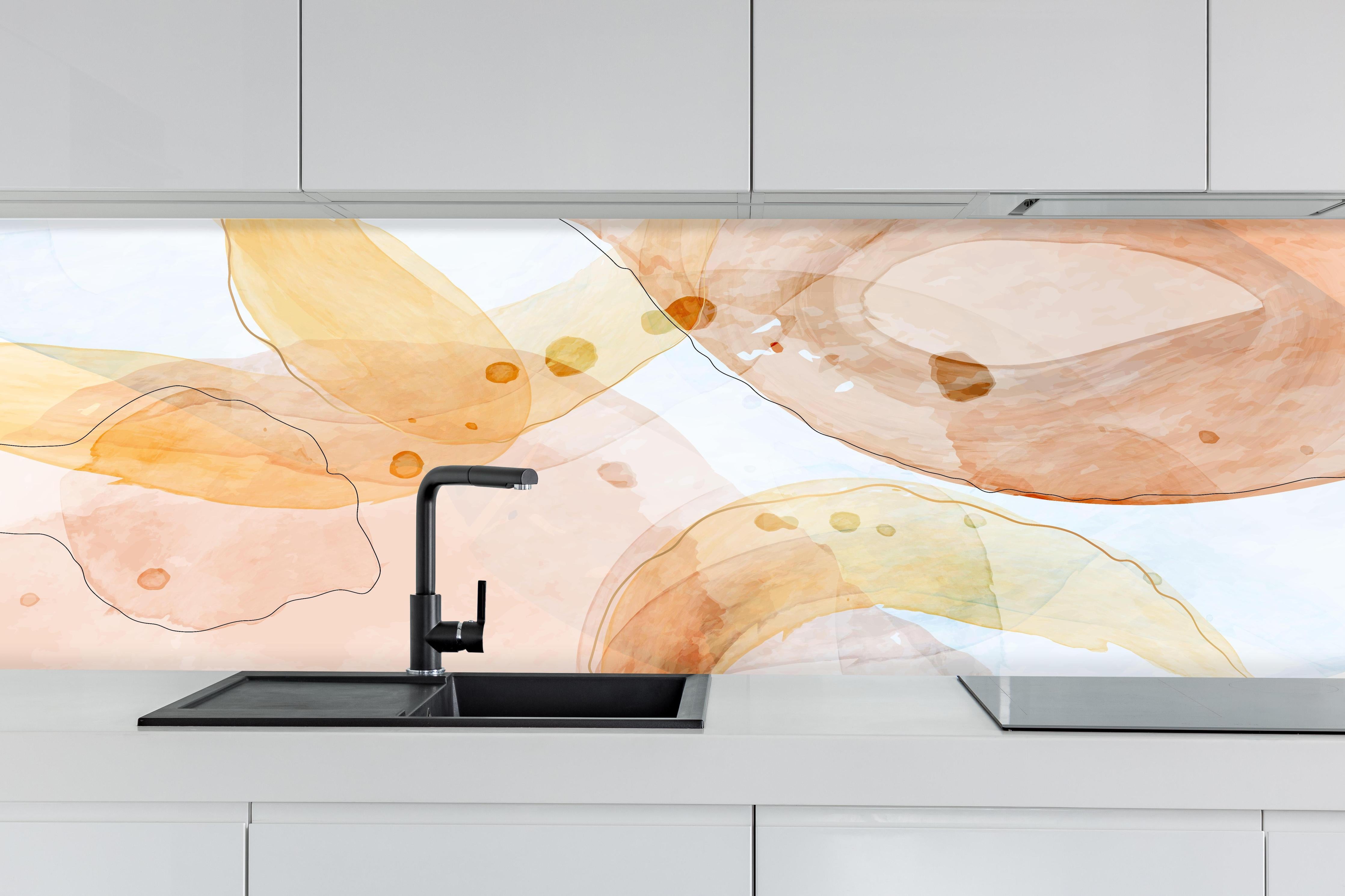 Küche - Farbige Aquarell Struktur Kunstbild hinter weißen Hochglanz-Küchenregalen und schwarzem Wasserhahn