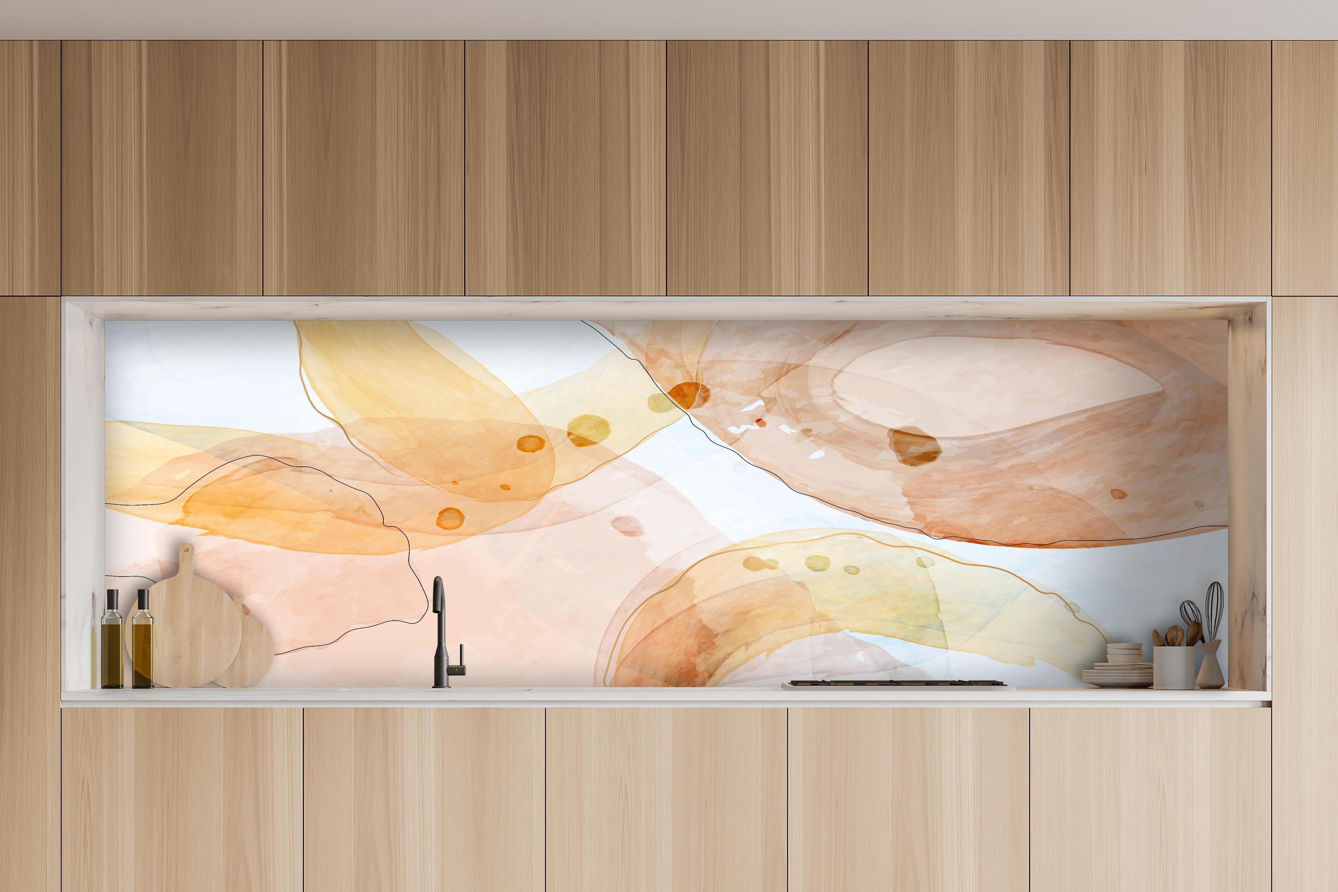 Küche - Farbige Aquarell Struktur Kunstbild hinter weißen Hochglanz-Küchenregalen und schwarzem Wasserhahn