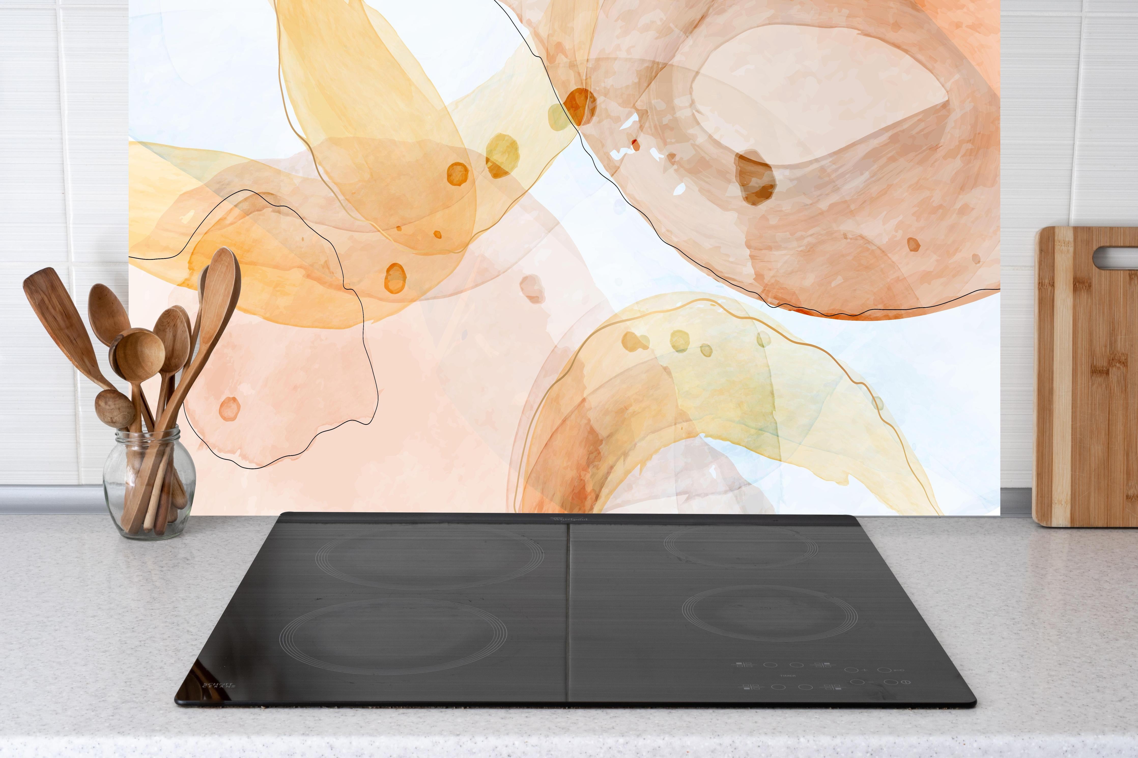 Küche - Farbige Aquarell Struktur Kunstbild hinter weißen Hochglanz-Küchenregalen und schwarzem Wasserhahn