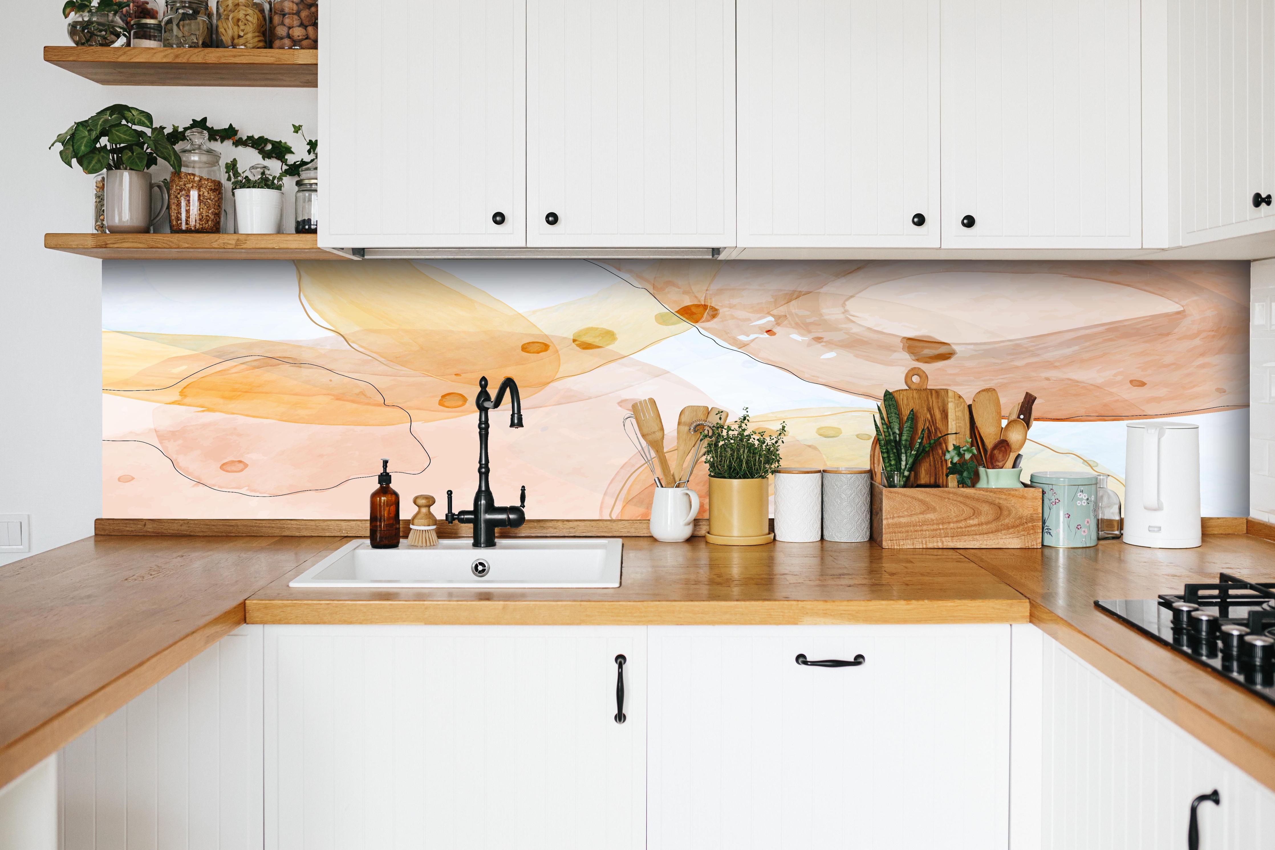 Küche - Farbige Aquarell Struktur Kunstbild hinter weißen Hochglanz-Küchenregalen und schwarzem Wasserhahn