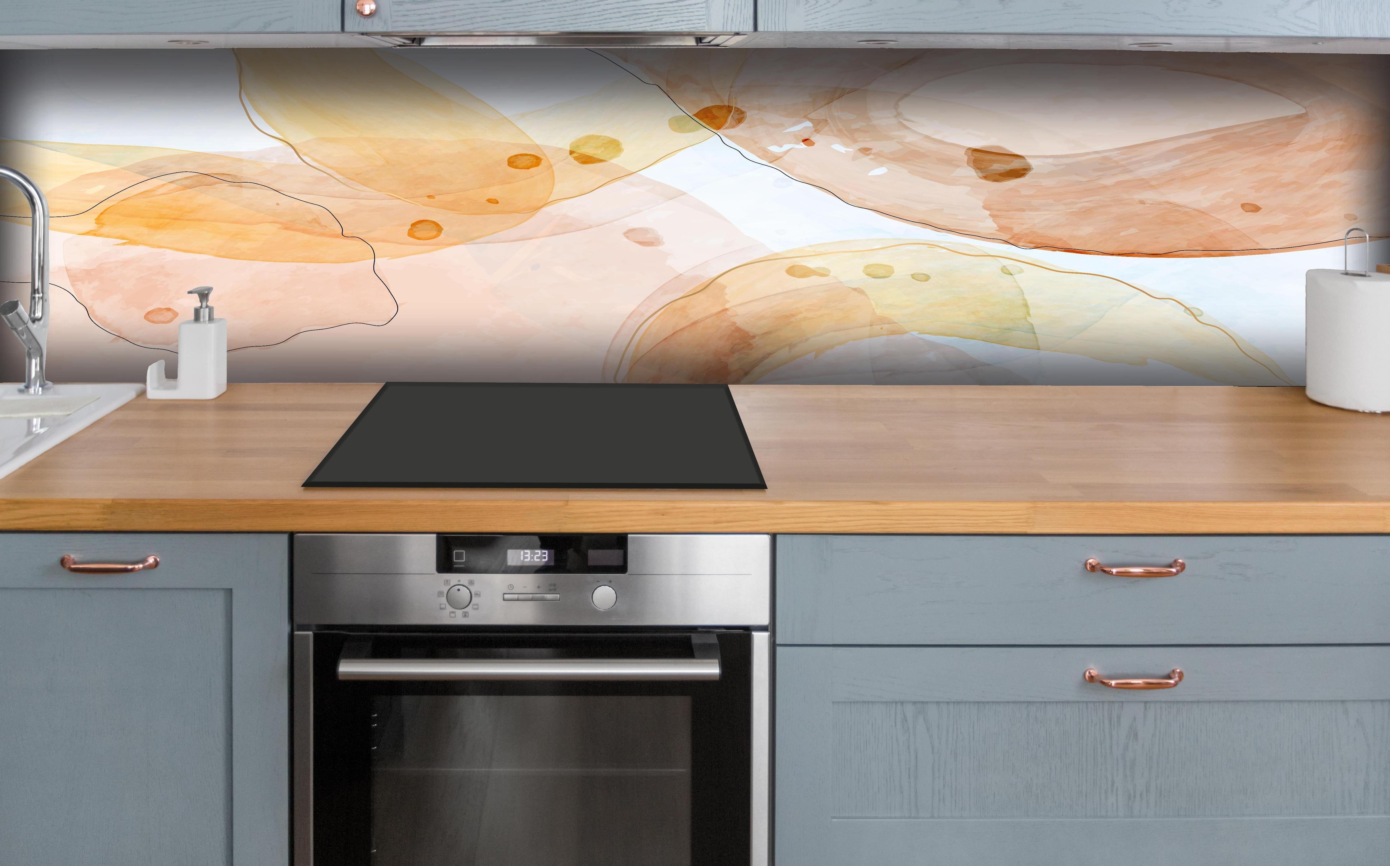 Küche - Farbige Aquarell Struktur Kunstbild hinter weißen Hochglanz-Küchenregalen und schwarzem Wasserhahn