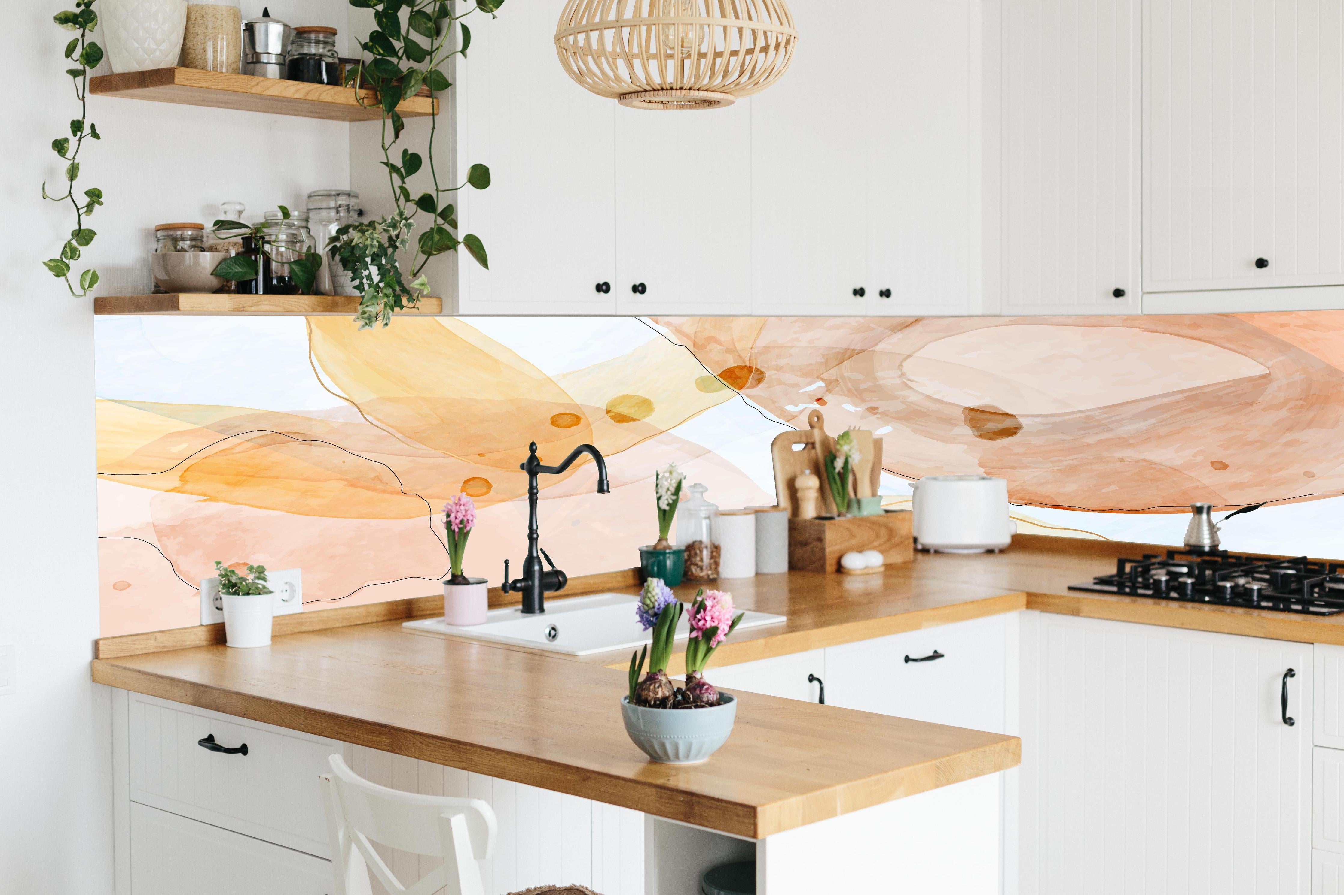 Küche - Farbige Aquarell Struktur Kunstbild hinter weißen Hochglanz-Küchenregalen und schwarzem Wasserhahn