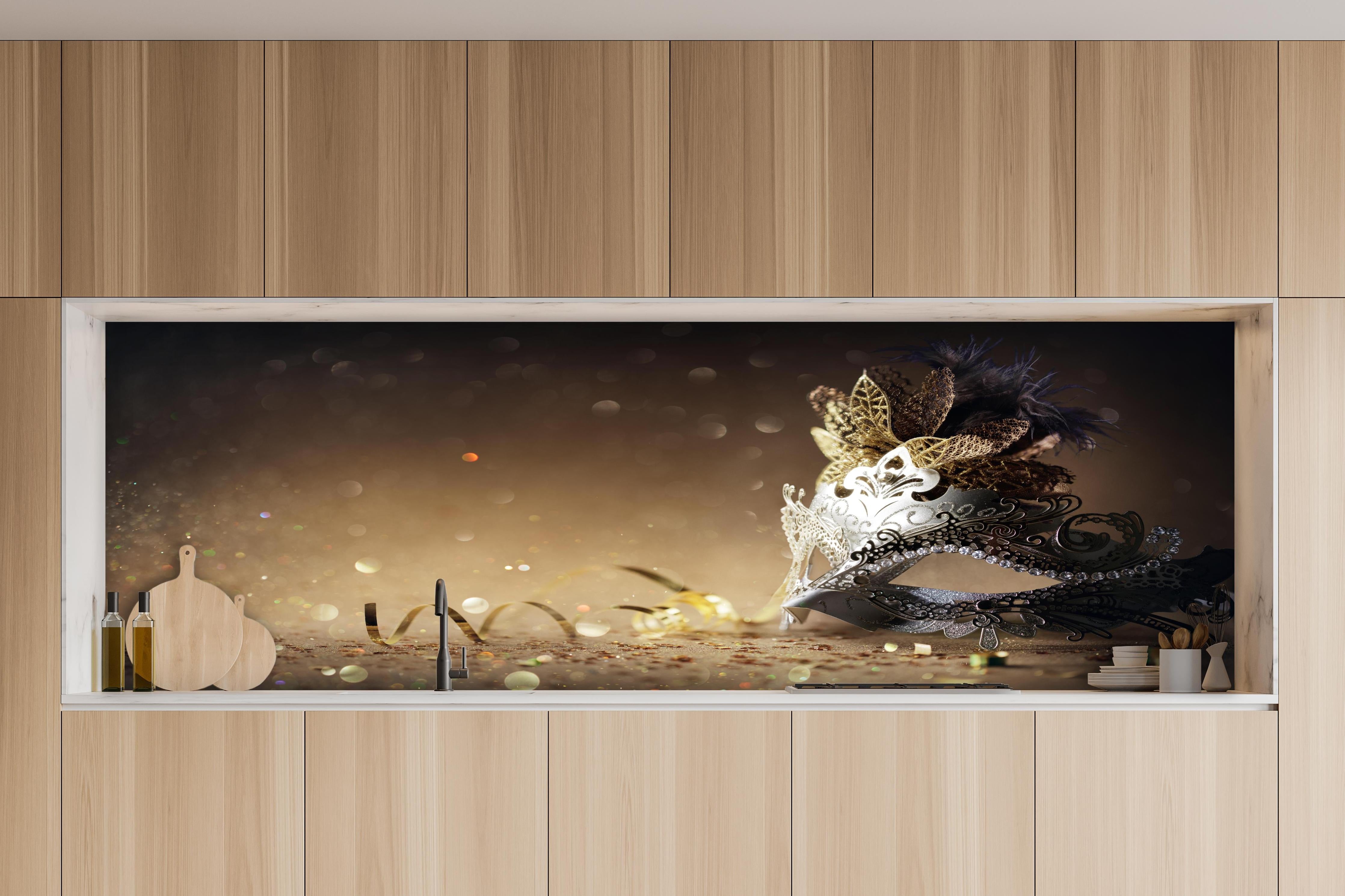 Küche - Faschingsmaske mit Glitter hinter weißen Hochglanz-Küchenregalen und schwarzem Wasserhahn