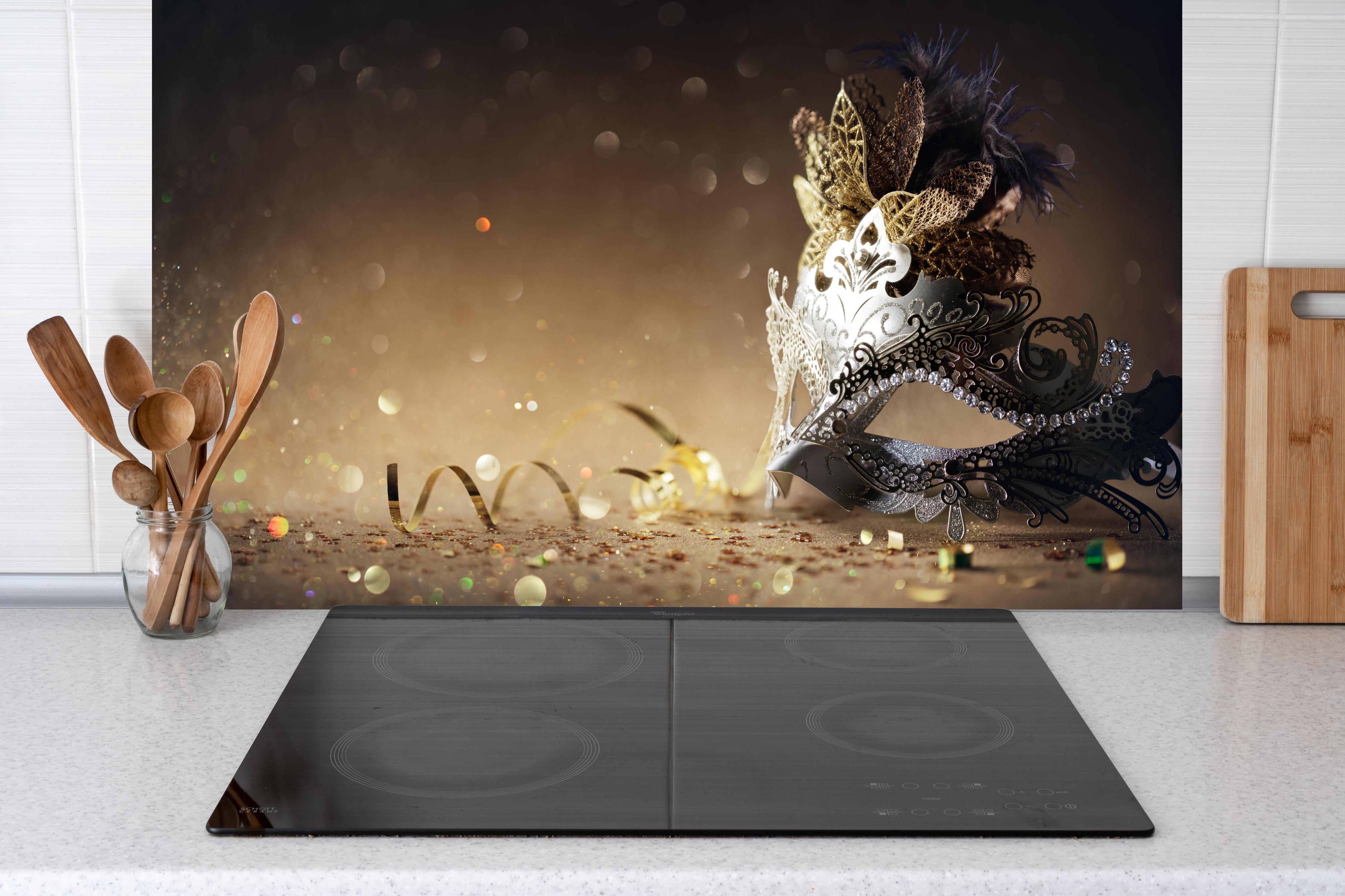 Küche - Faschingsmaske mit Glitter hinter weißen Hochglanz-Küchenregalen und schwarzem Wasserhahn