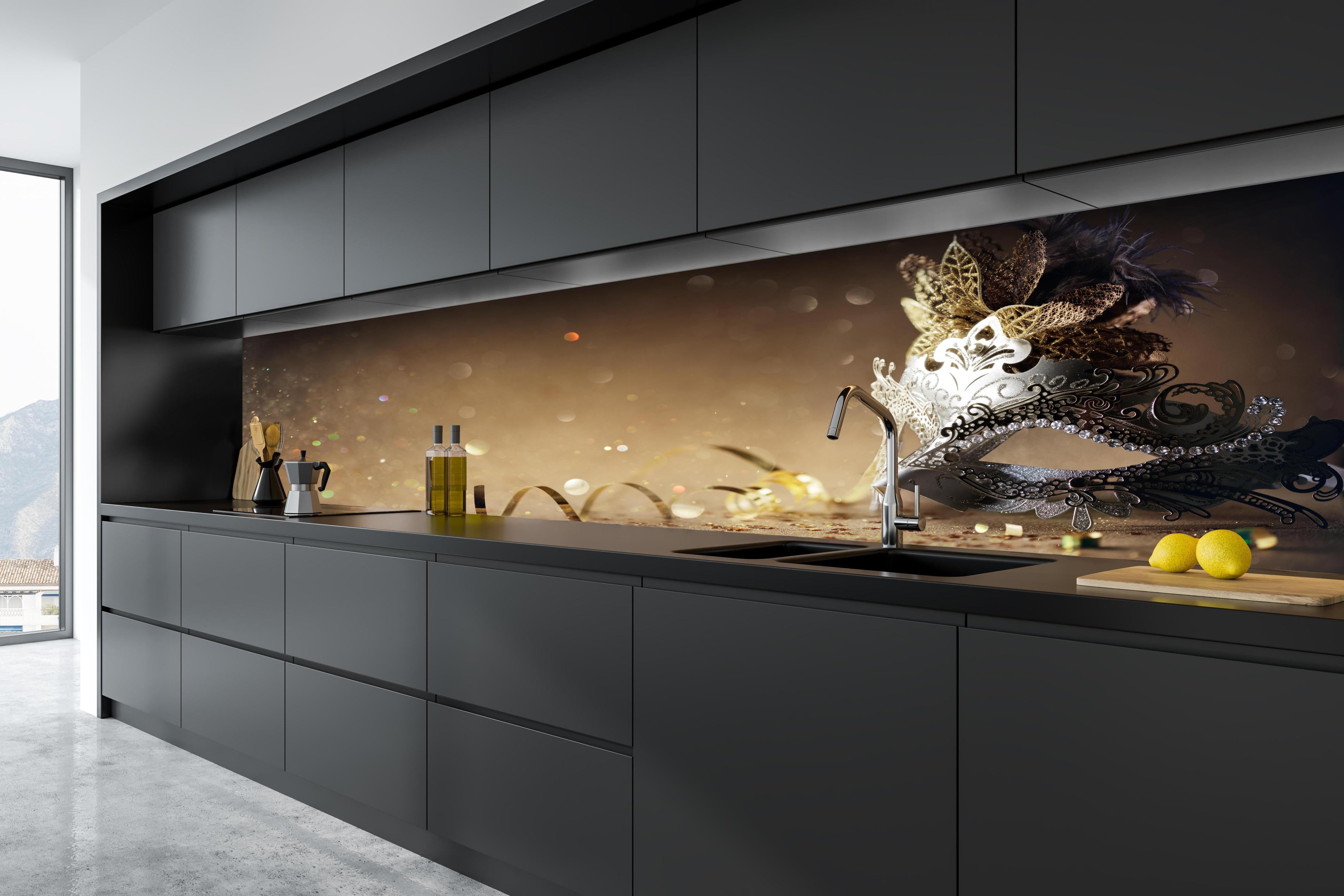 Küche - Faschingsmaske mit Glitter hinter weißen Hochglanz-Küchenregalen und schwarzem Wasserhahn