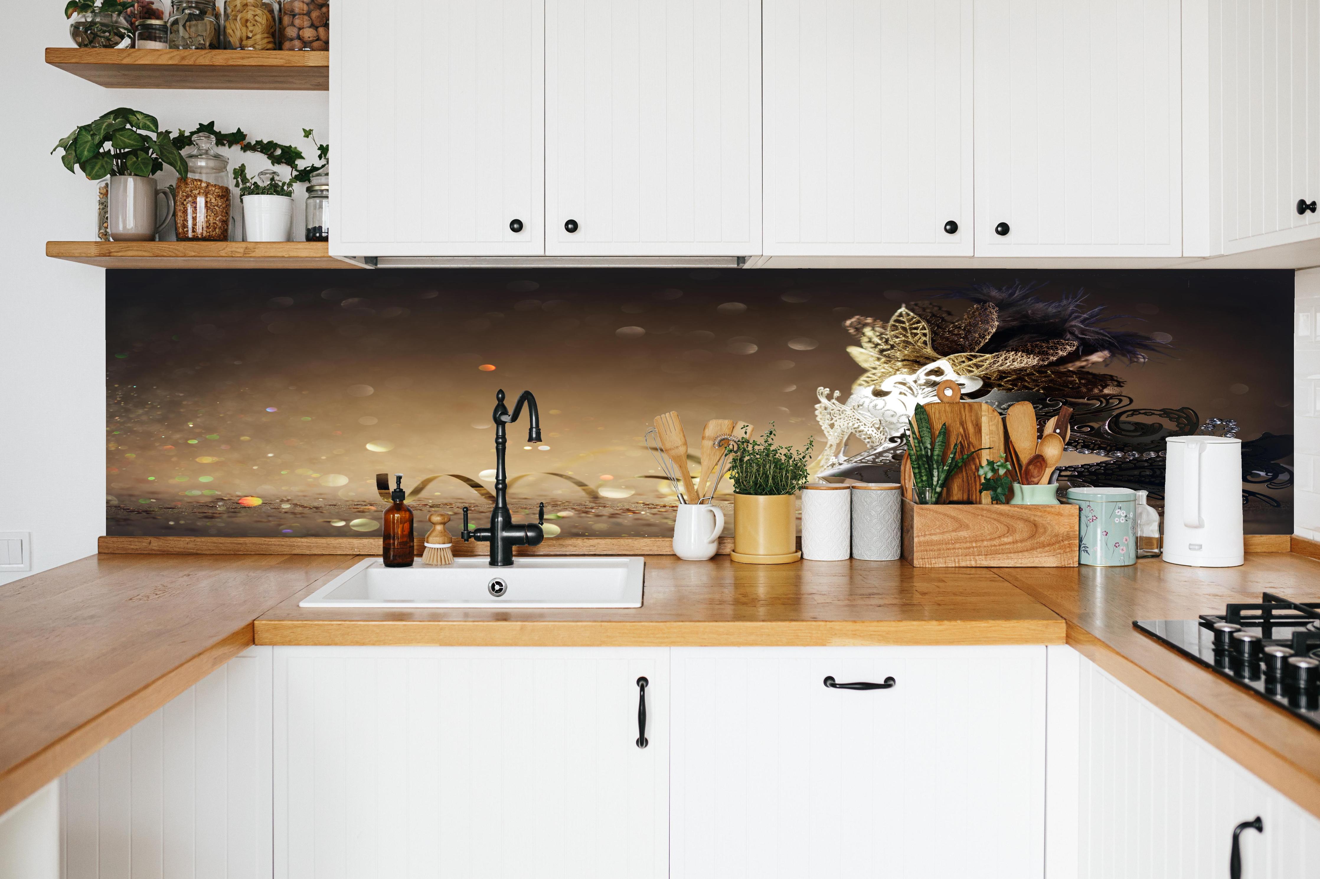 Küche - Faschingsmaske mit Glitter hinter weißen Hochglanz-Küchenregalen und schwarzem Wasserhahn