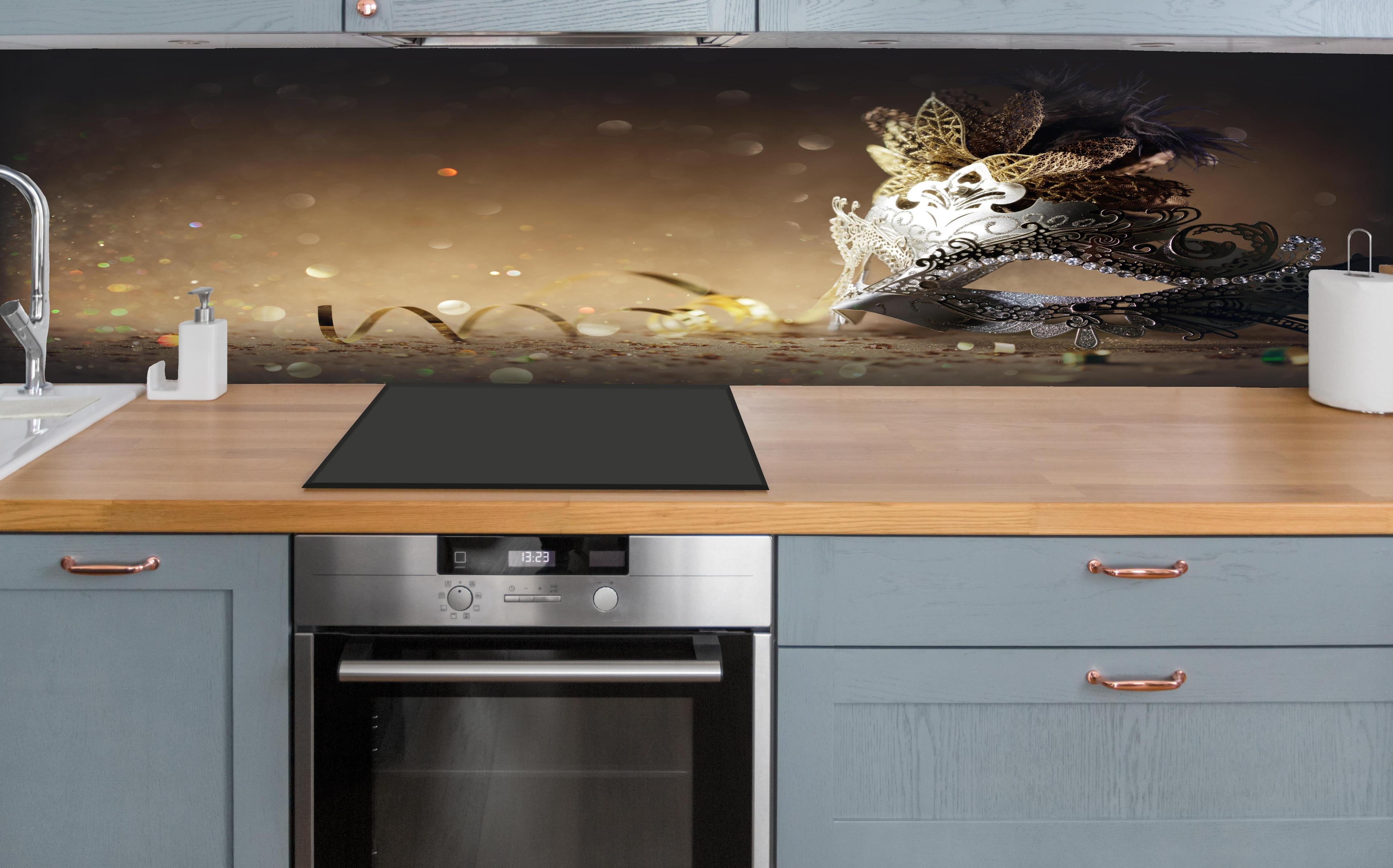 Küche - Faschingsmaske mit Glitter hinter weißen Hochglanz-Küchenregalen und schwarzem Wasserhahn