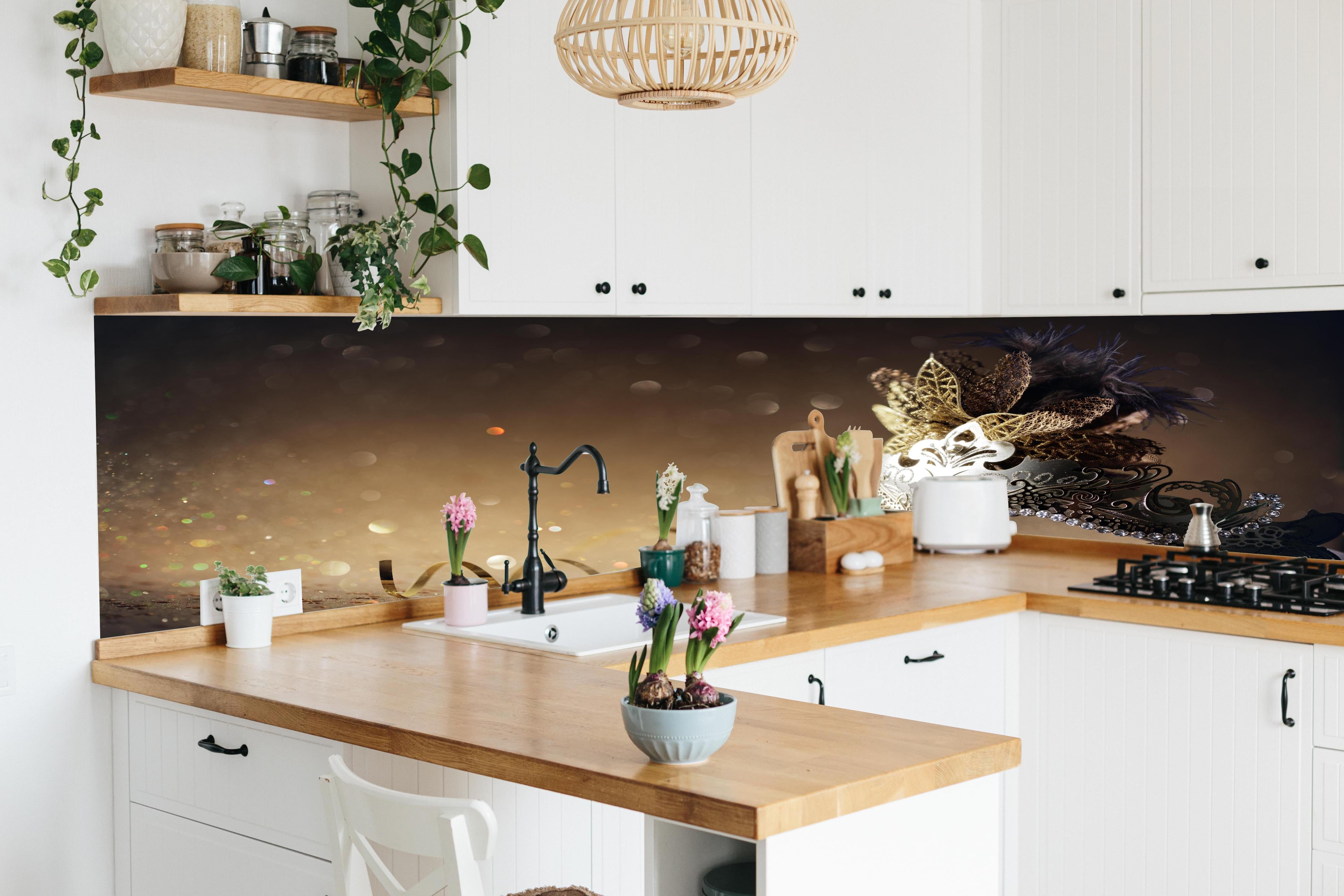 Küche - Faschingsmaske mit Glitter hinter weißen Hochglanz-Küchenregalen und schwarzem Wasserhahn