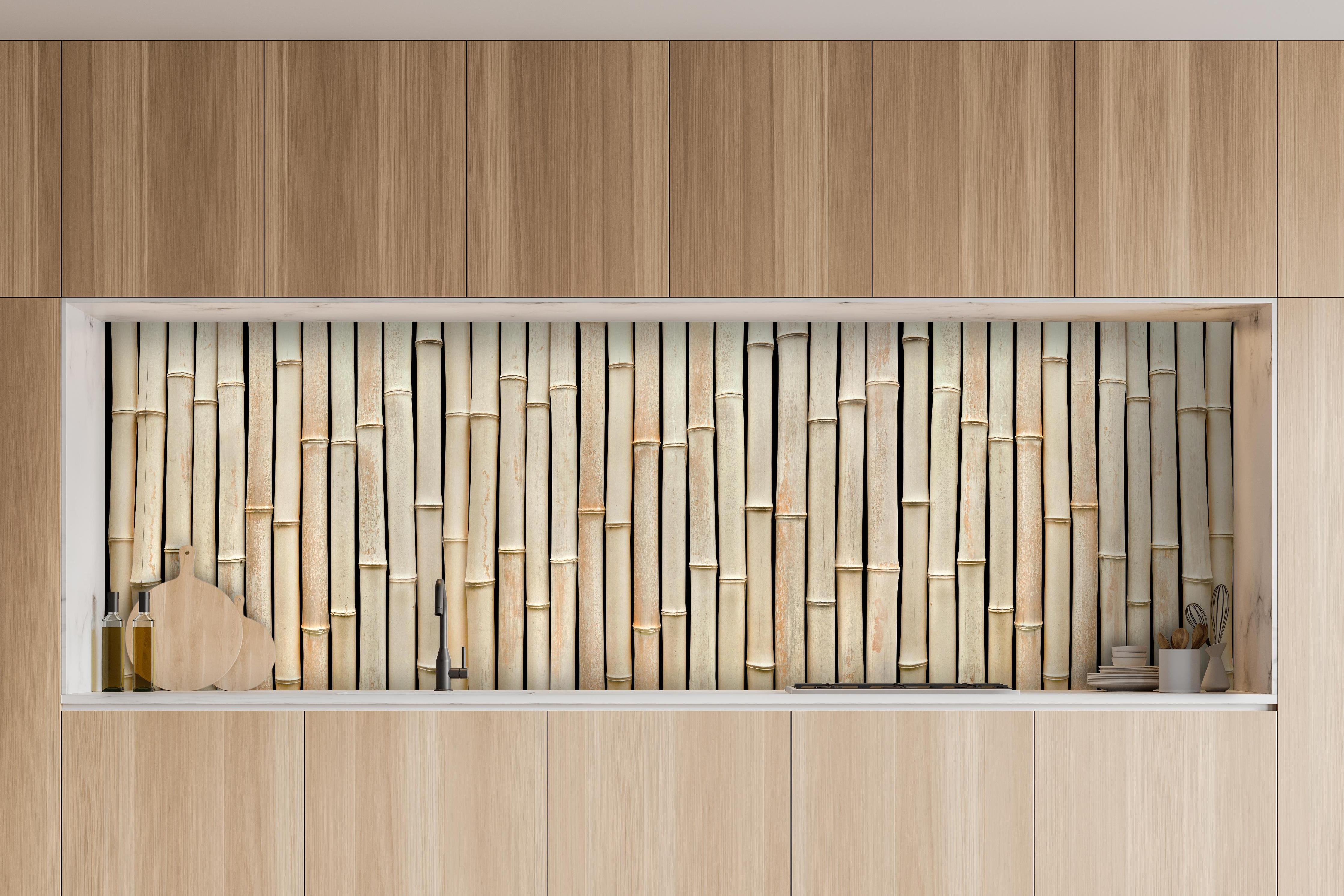Küche - Fassade aus schönem Bambus hinter weißen Hochglanz-Küchenregalen und schwarzem Wasserhahn