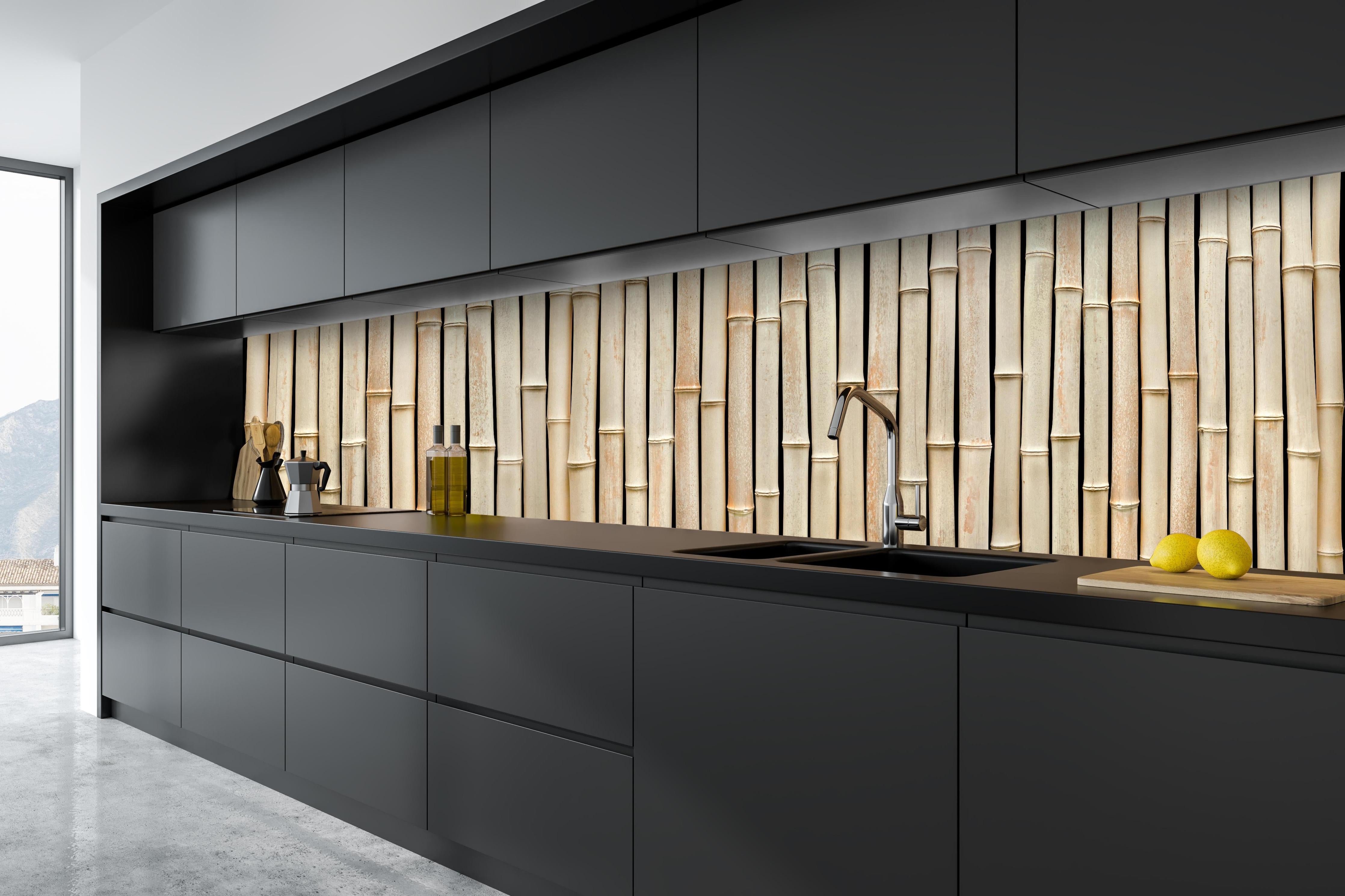 Küche - Fassade aus schönem Bambus hinter weißen Hochglanz-Küchenregalen und schwarzem Wasserhahn