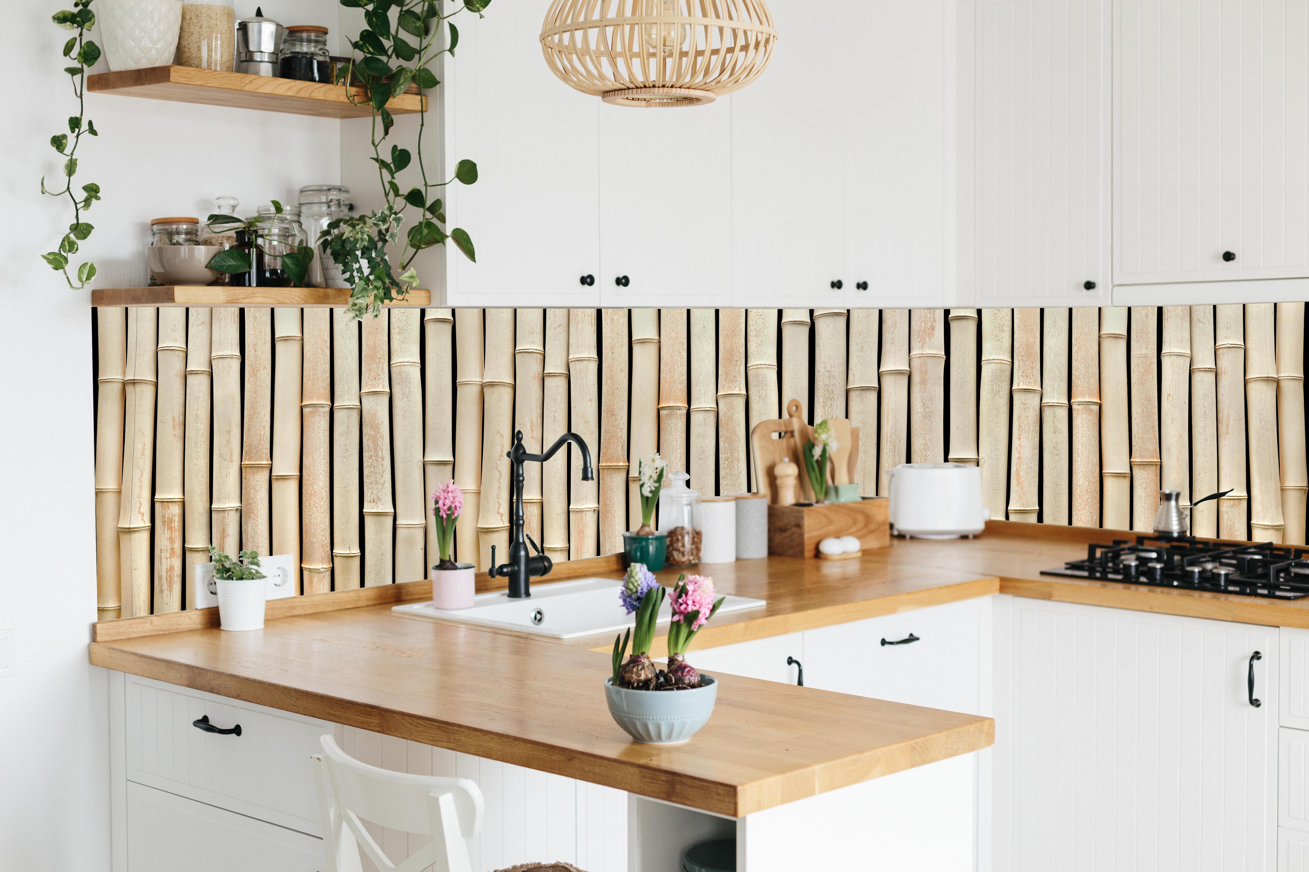 Küche - Fassade aus schönem Bambus hinter weißen Hochglanz-Küchenregalen und schwarzem Wasserhahn