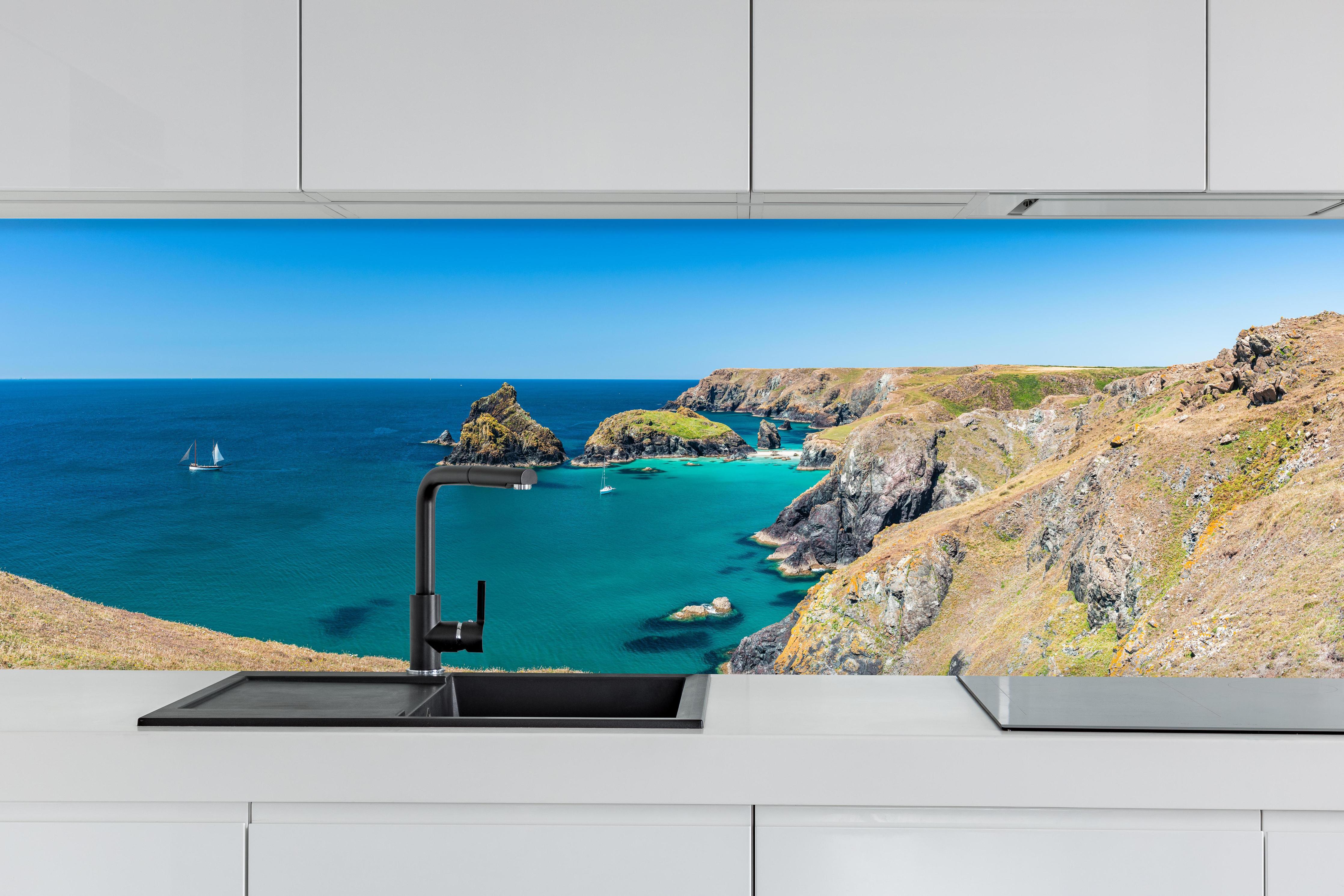 Küche - Faszinierende Aussicht auf eine Küstenlandschaft mit klarem, türkisem Wasser hinter weißen Hochglanz-Küchenregalen und schwarzem Wasserhahn