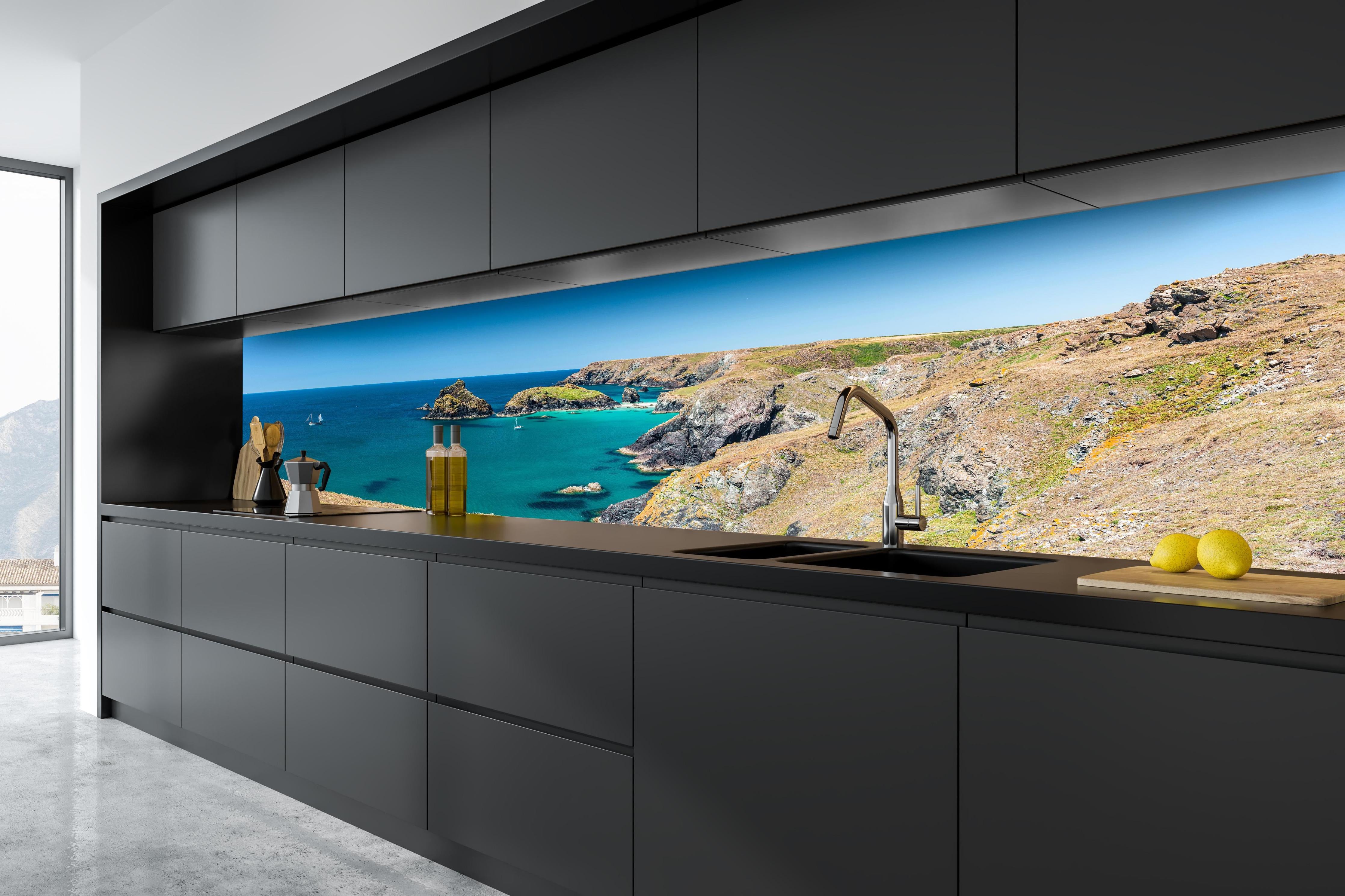 Küche - Faszinierende Aussicht auf eine Küstenlandschaft mit klarem, türkisem Wasser hinter weißen Hochglanz-Küchenregalen und schwarzem Wasserhahn