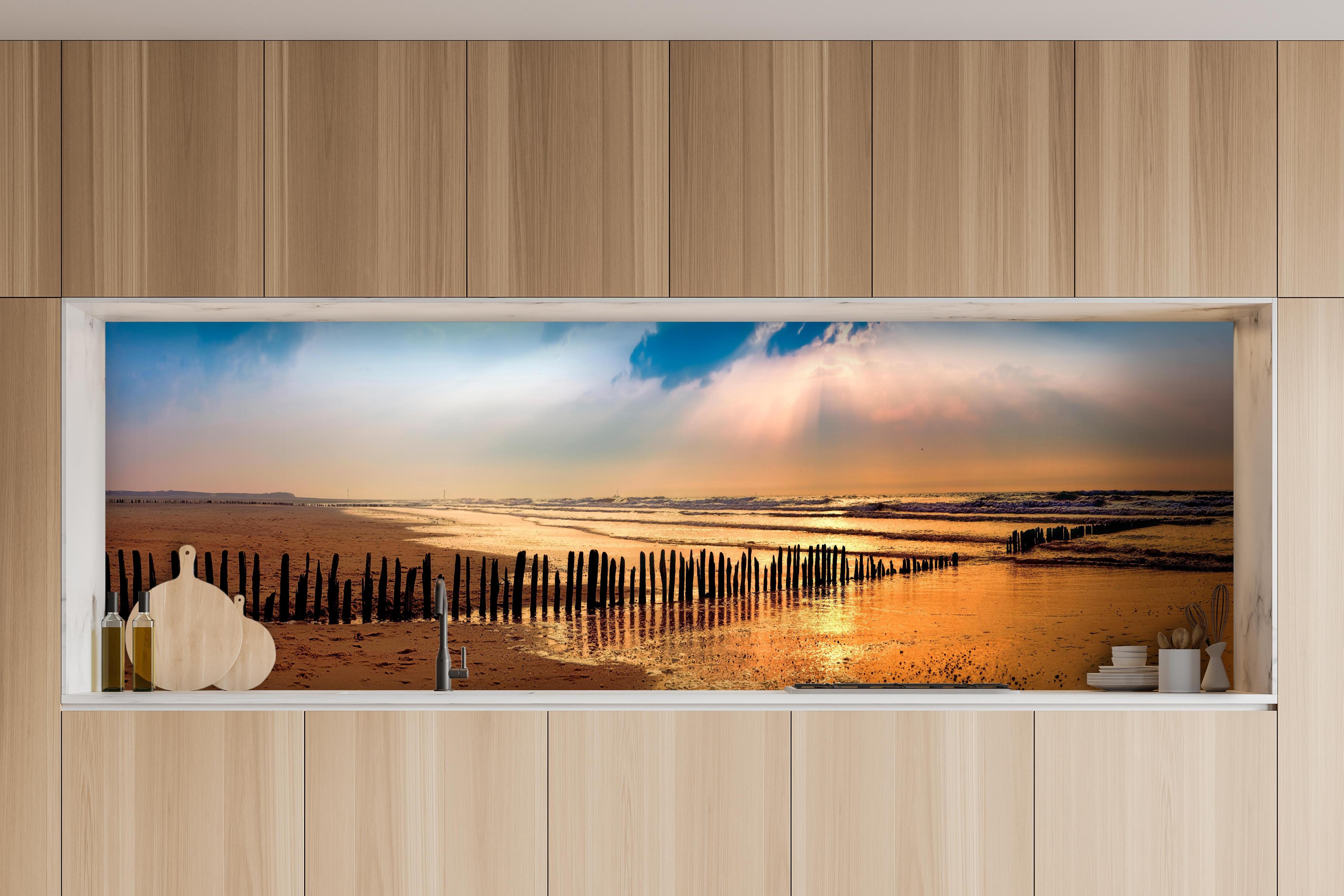 Küche - Faszinierender Sonnenuntergang über dem ruhigen Meer hinter weißen Hochglanz-Küchenregalen und schwarzem Wasserhahn