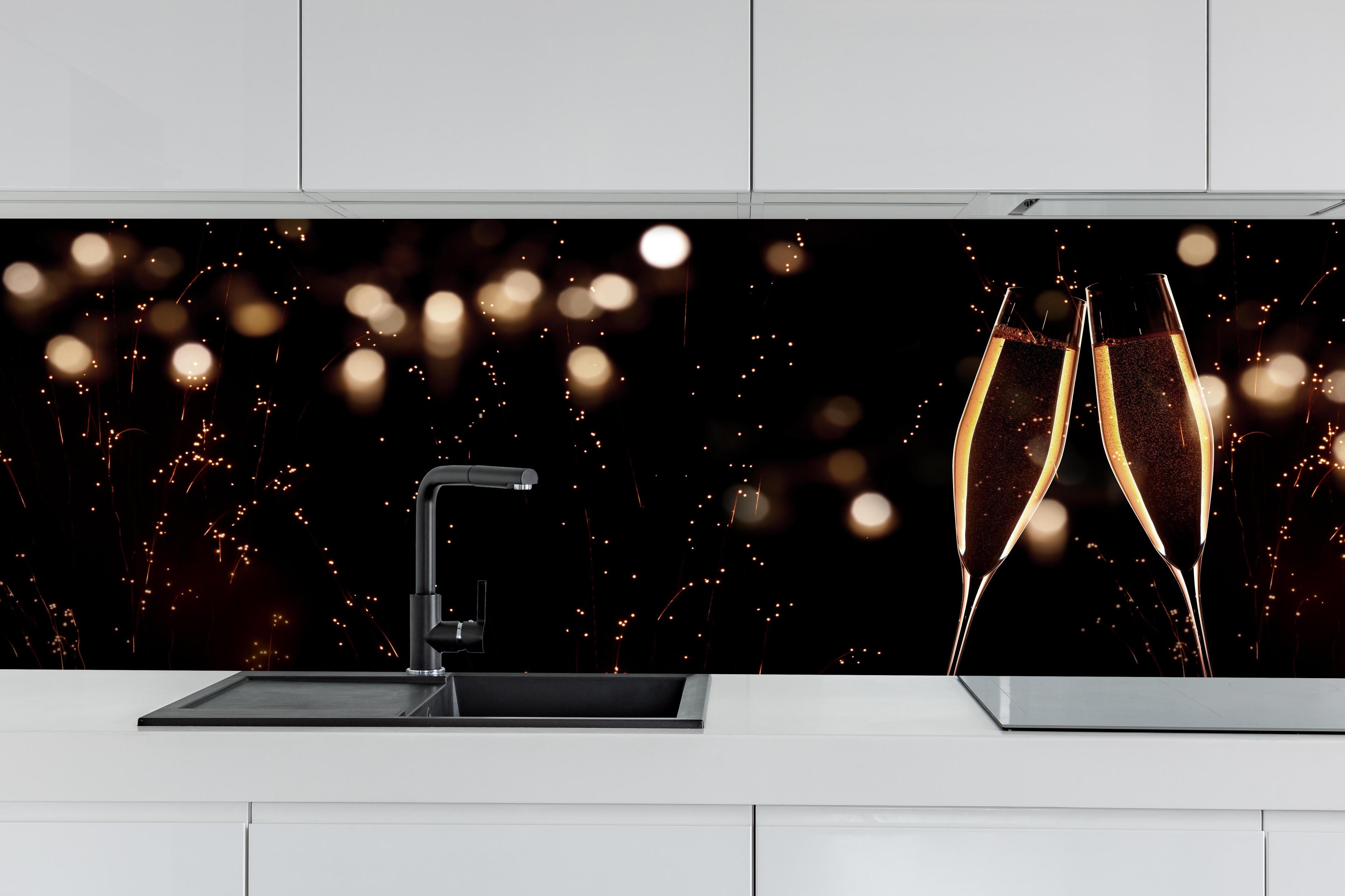 Küche - Feierlicher Champagner-Clink bei Jahreswechsel hinter weißen Hochglanz-Küchenregalen und schwarzem Wasserhahn