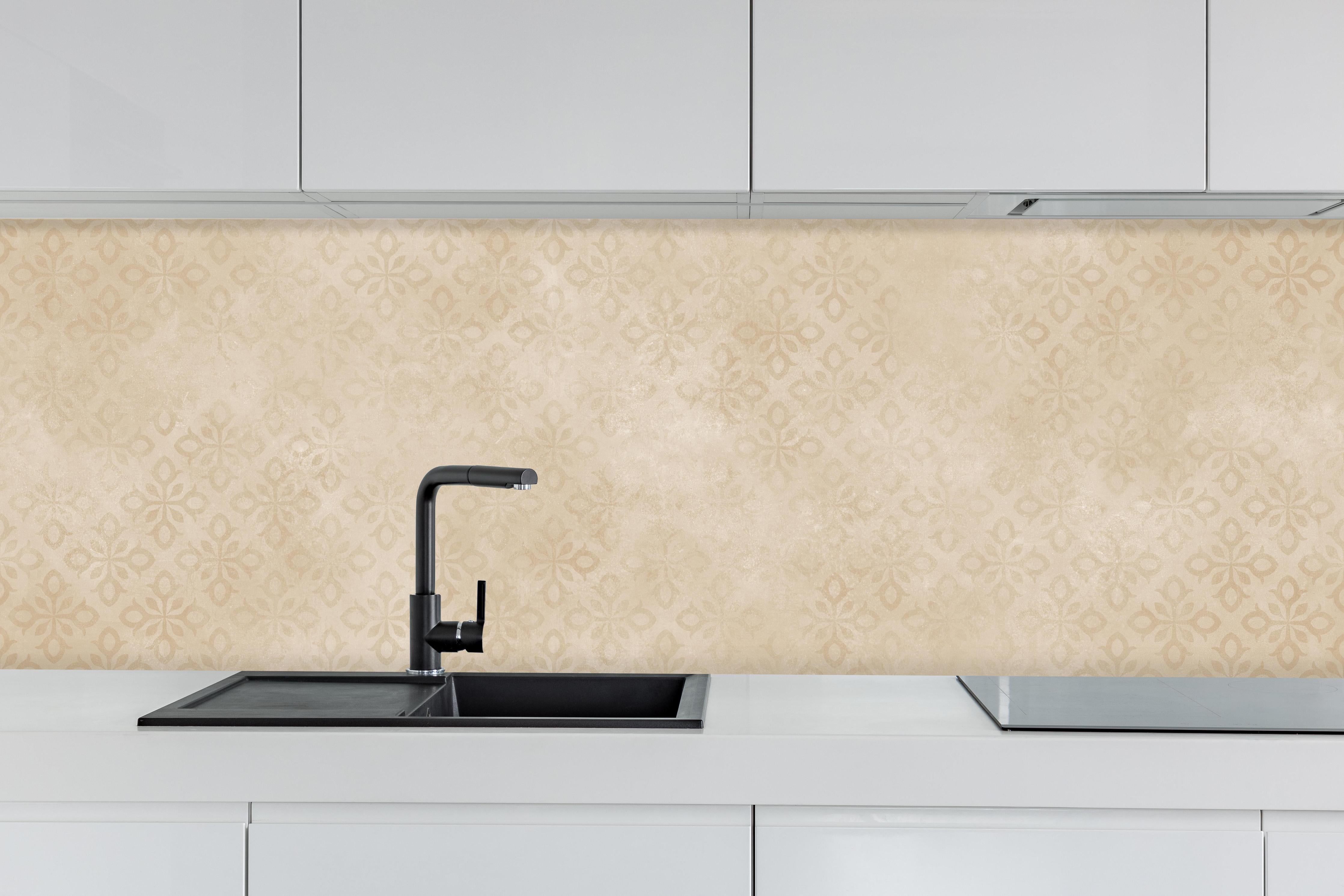 Küche - Feines Ornament Muster hinter weißen Hochglanz-Küchenregalen und schwarzem Wasserhahn