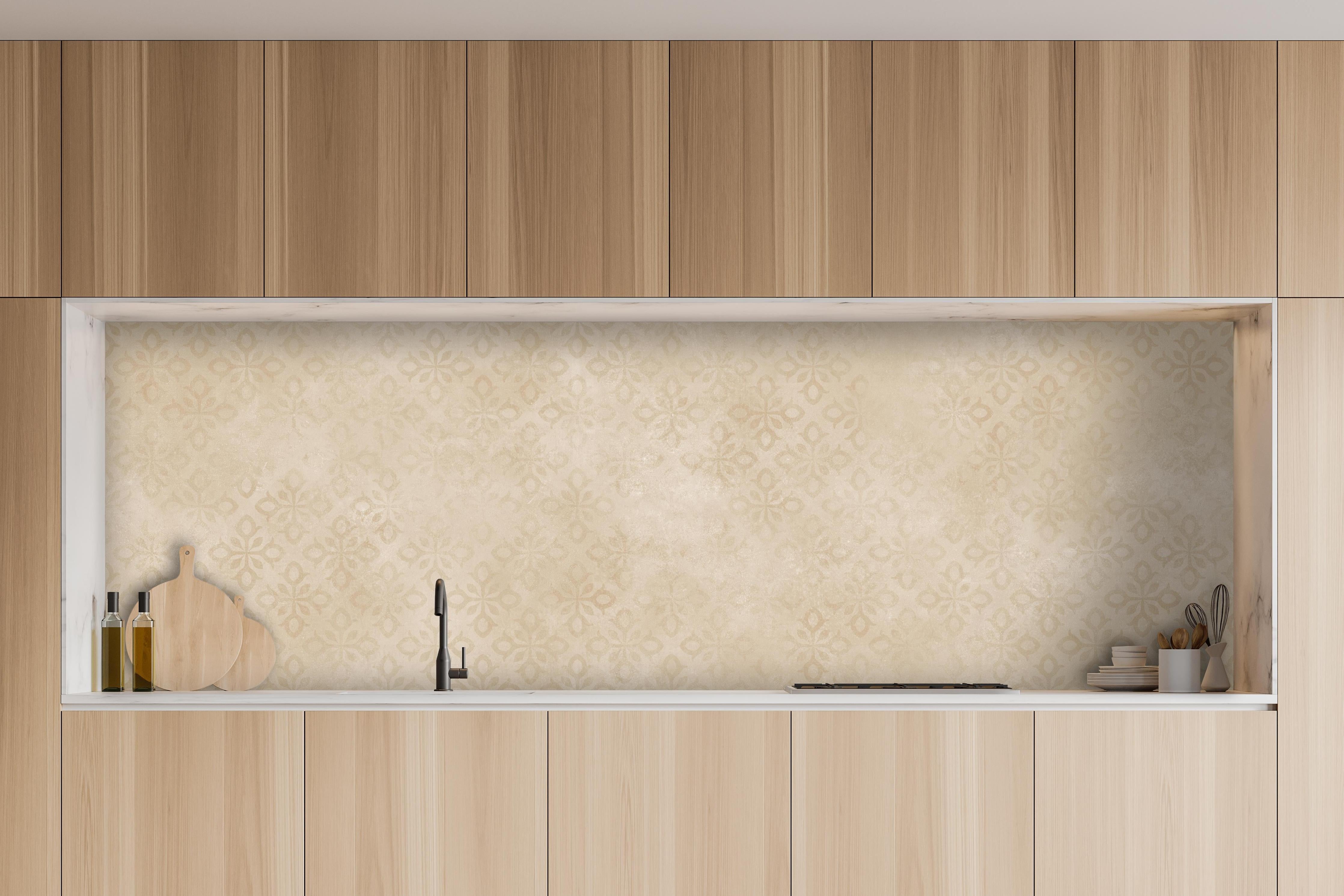 Küche - Feines Ornament Muster hinter weißen Hochglanz-Küchenregalen und schwarzem Wasserhahn