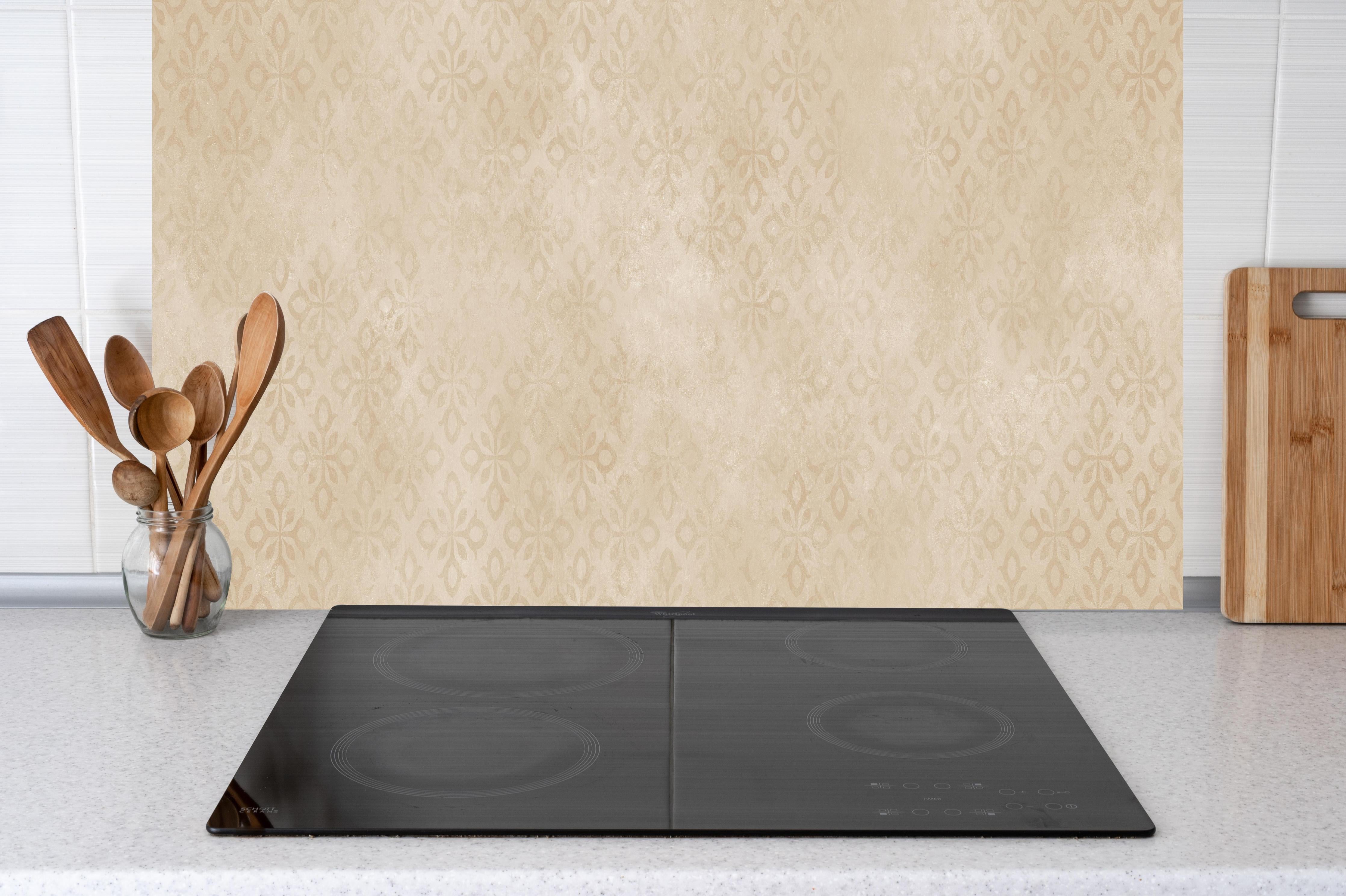 Küche - Feines Ornament Muster hinter weißen Hochglanz-Küchenregalen und schwarzem Wasserhahn