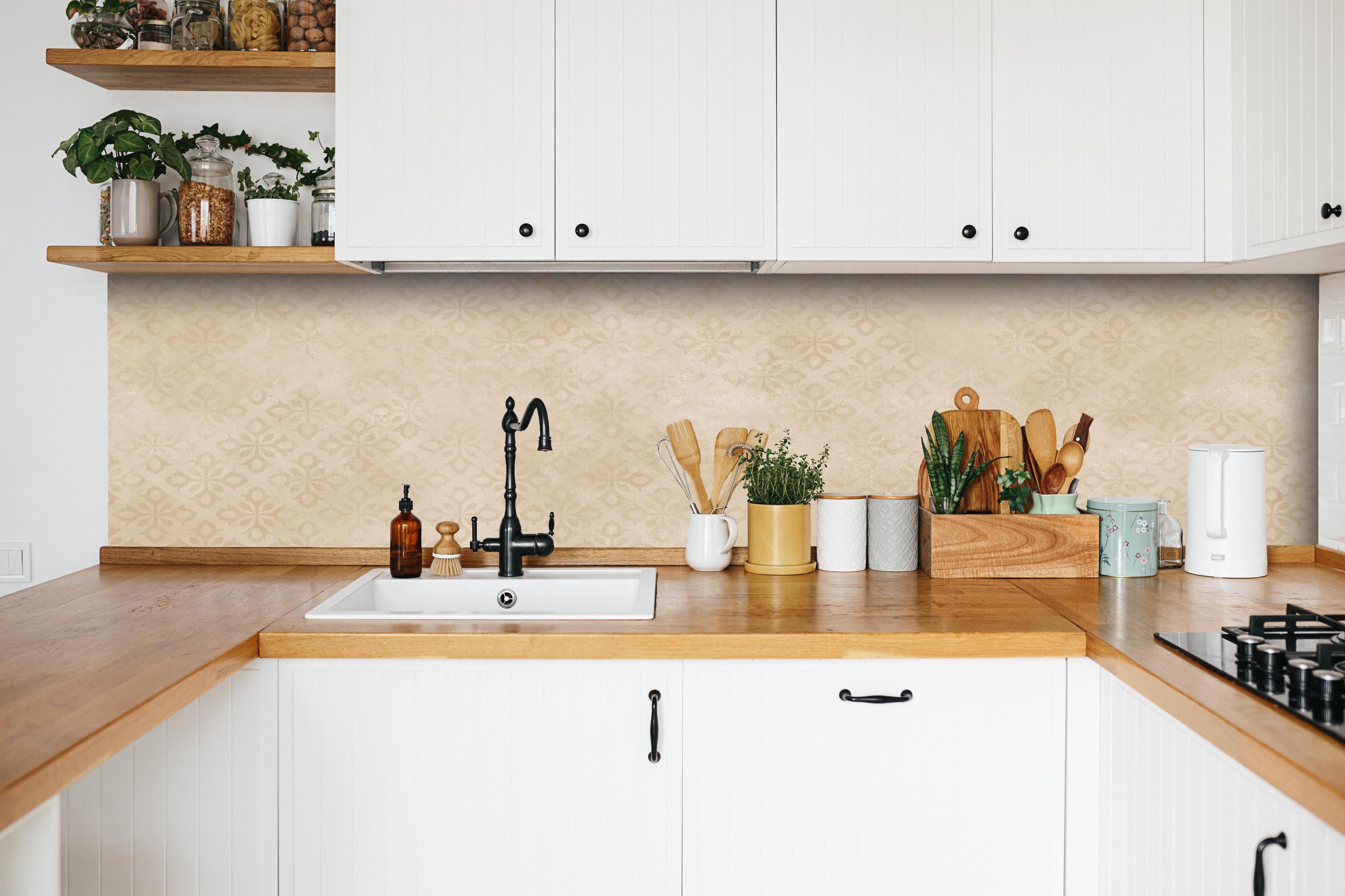 Küche - Feines Ornament Muster hinter weißen Hochglanz-Küchenregalen und schwarzem Wasserhahn