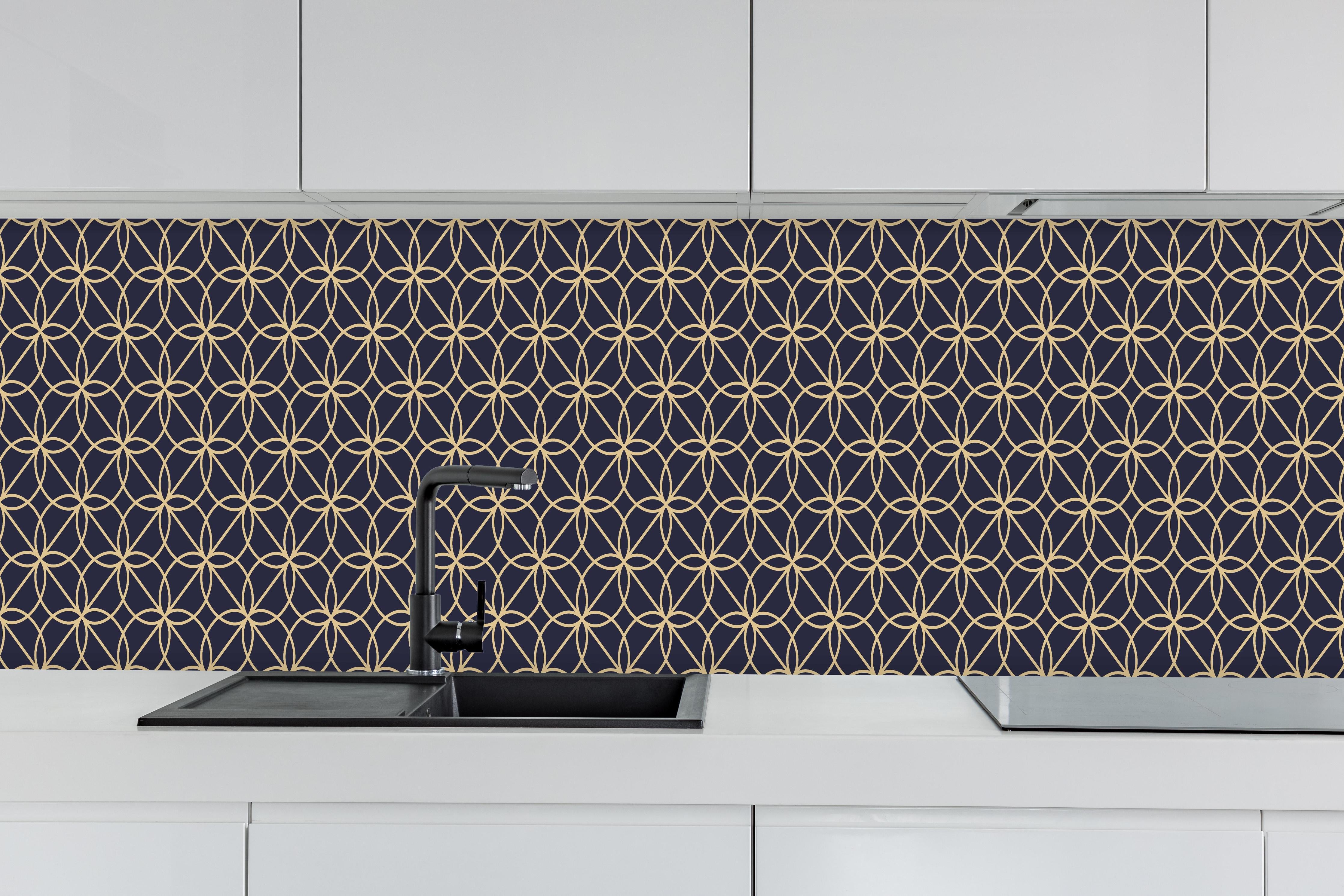 Küche - Feines geometrisches Linienmuster in Navy-Gold hinter weißen Hochglanz-Küchenregalen und schwarzem Wasserhahn
