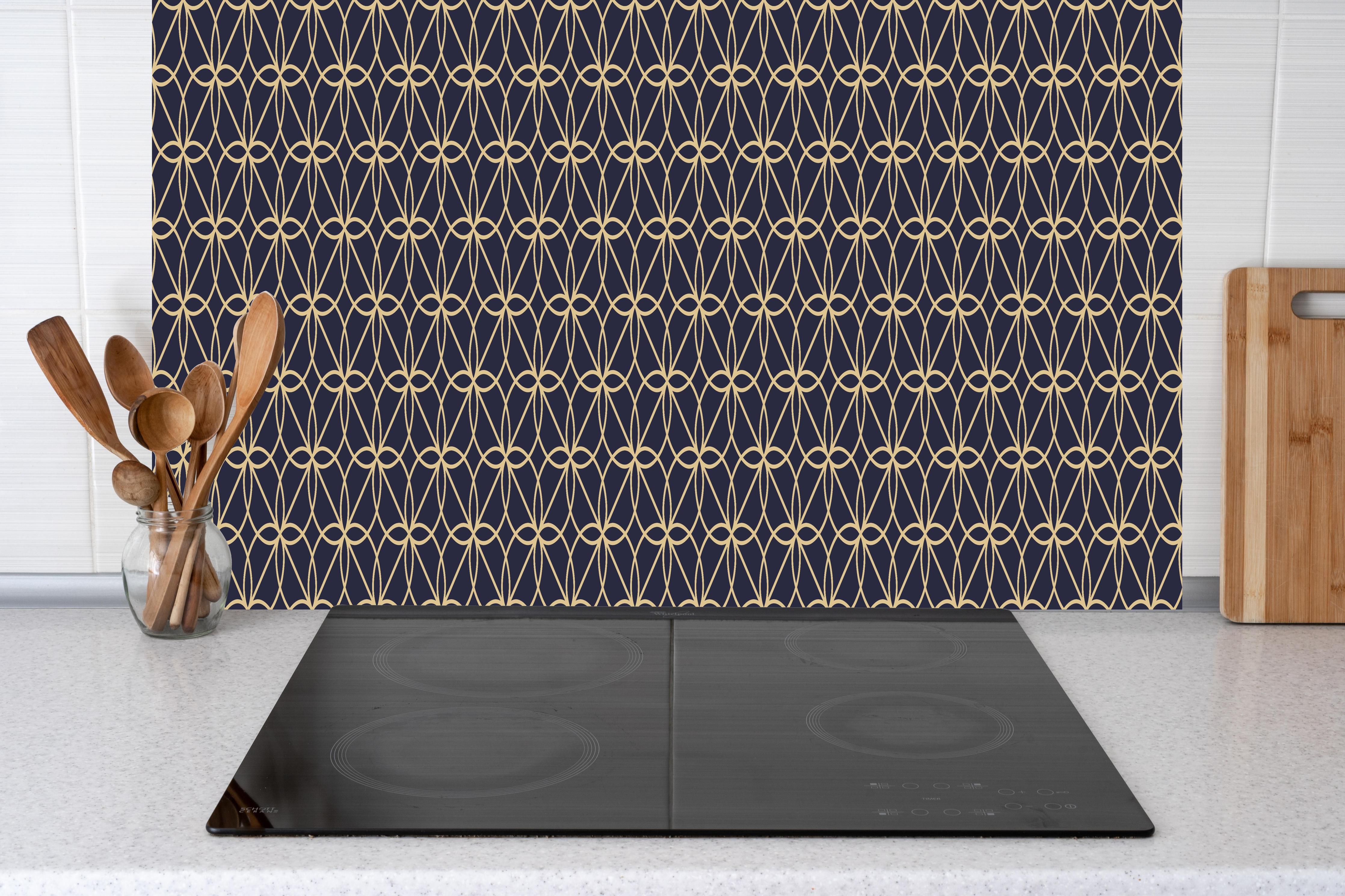 Küche - Feines geometrisches Linienmuster in Navy-Gold hinter weißen Hochglanz-Küchenregalen und schwarzem Wasserhahn