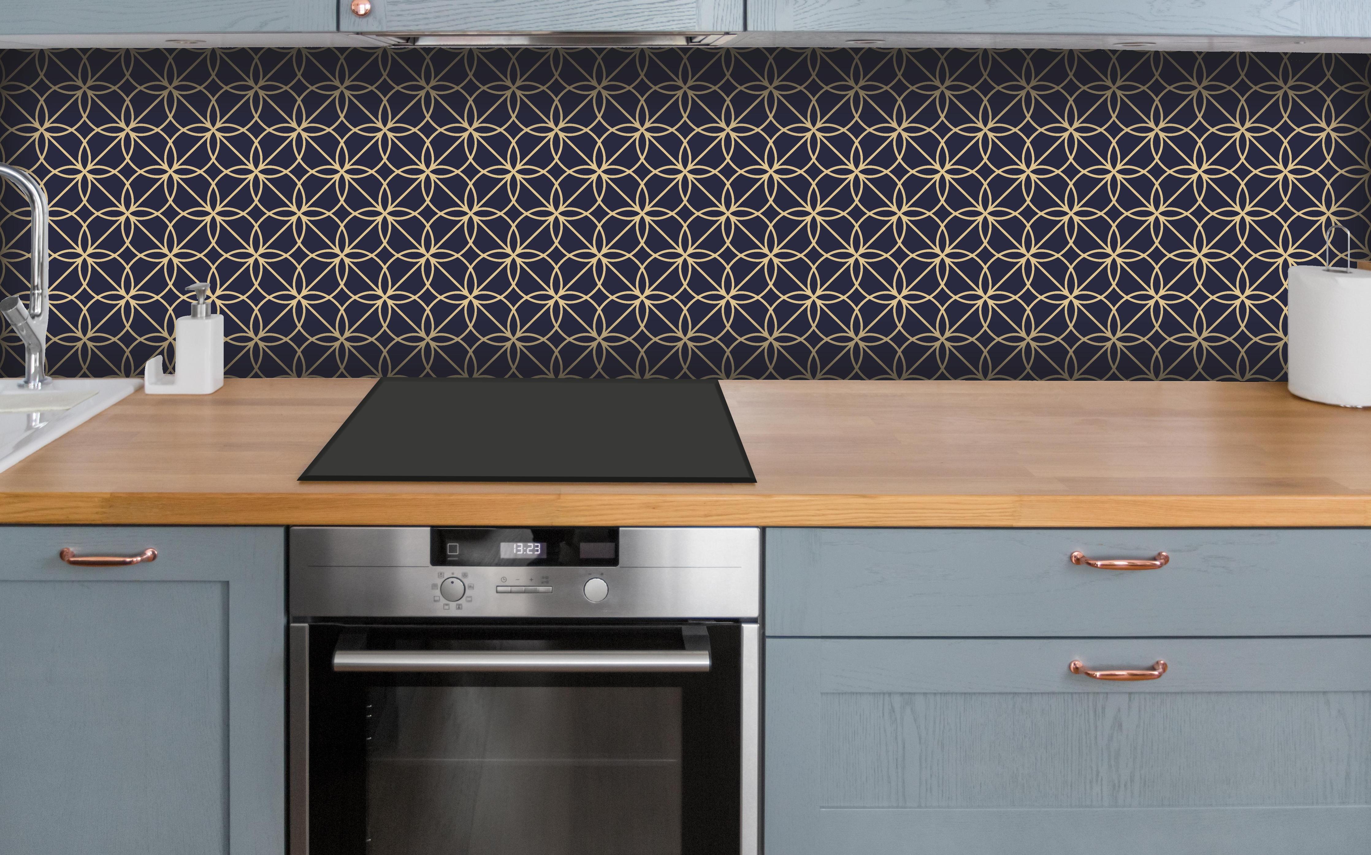 Küche - Feines geometrisches Linienmuster in Navy-Gold hinter weißen Hochglanz-Küchenregalen und schwarzem Wasserhahn