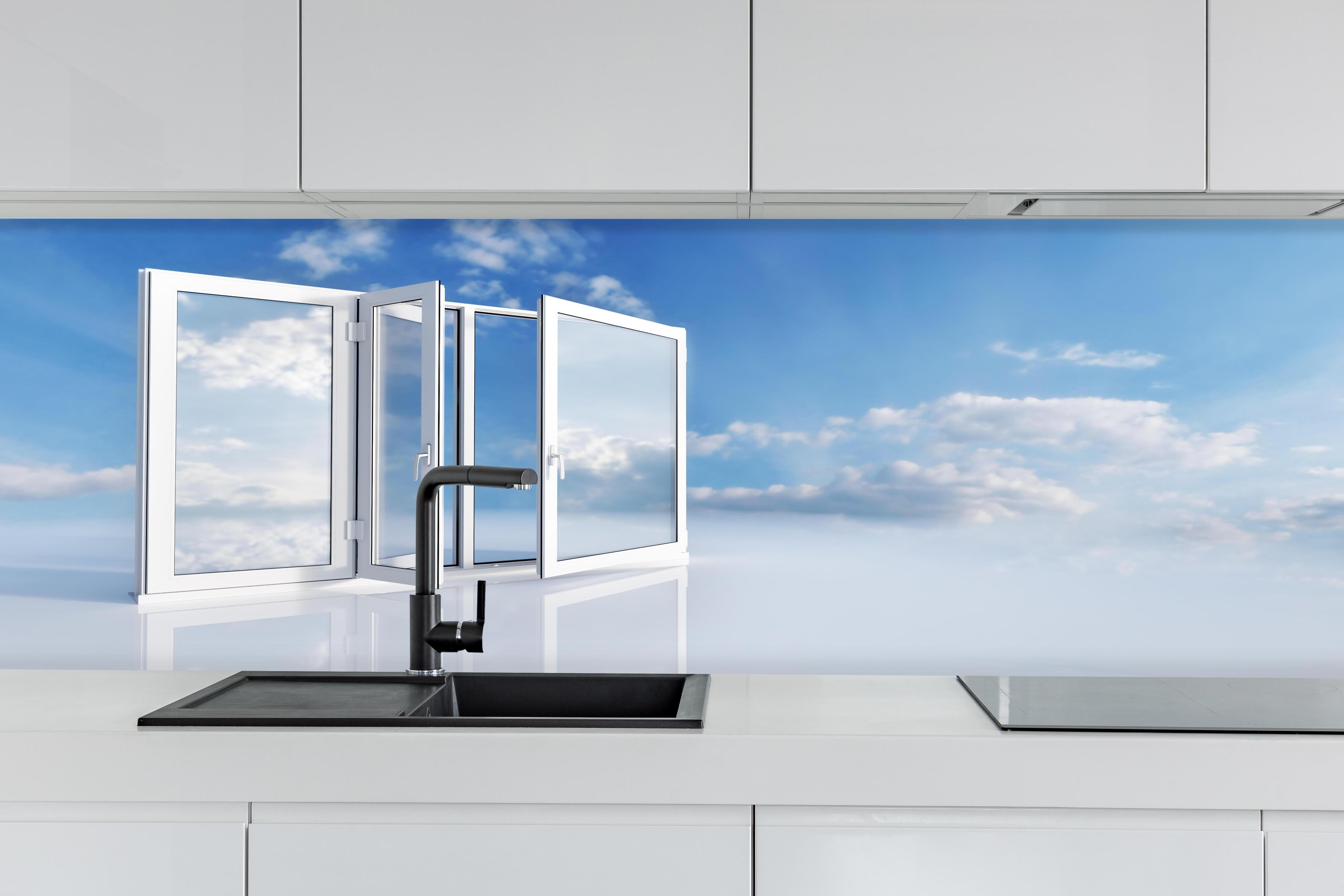 Küche - Fenster über dem Himmel hinter weißen Hochglanz-Küchenregalen und schwarzem Wasserhahn