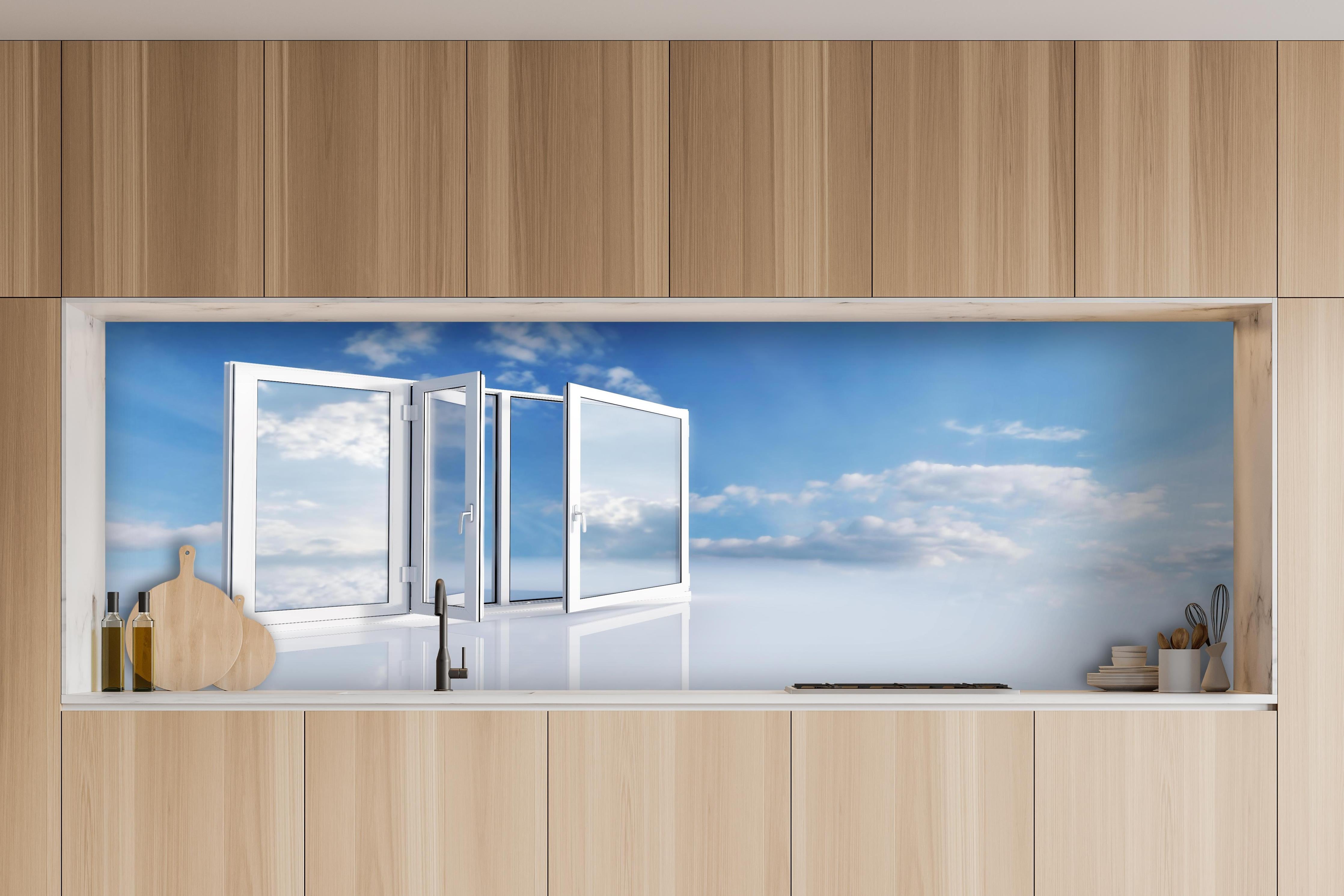 Küche - Fenster über dem Himmel hinter weißen Hochglanz-Küchenregalen und schwarzem Wasserhahn