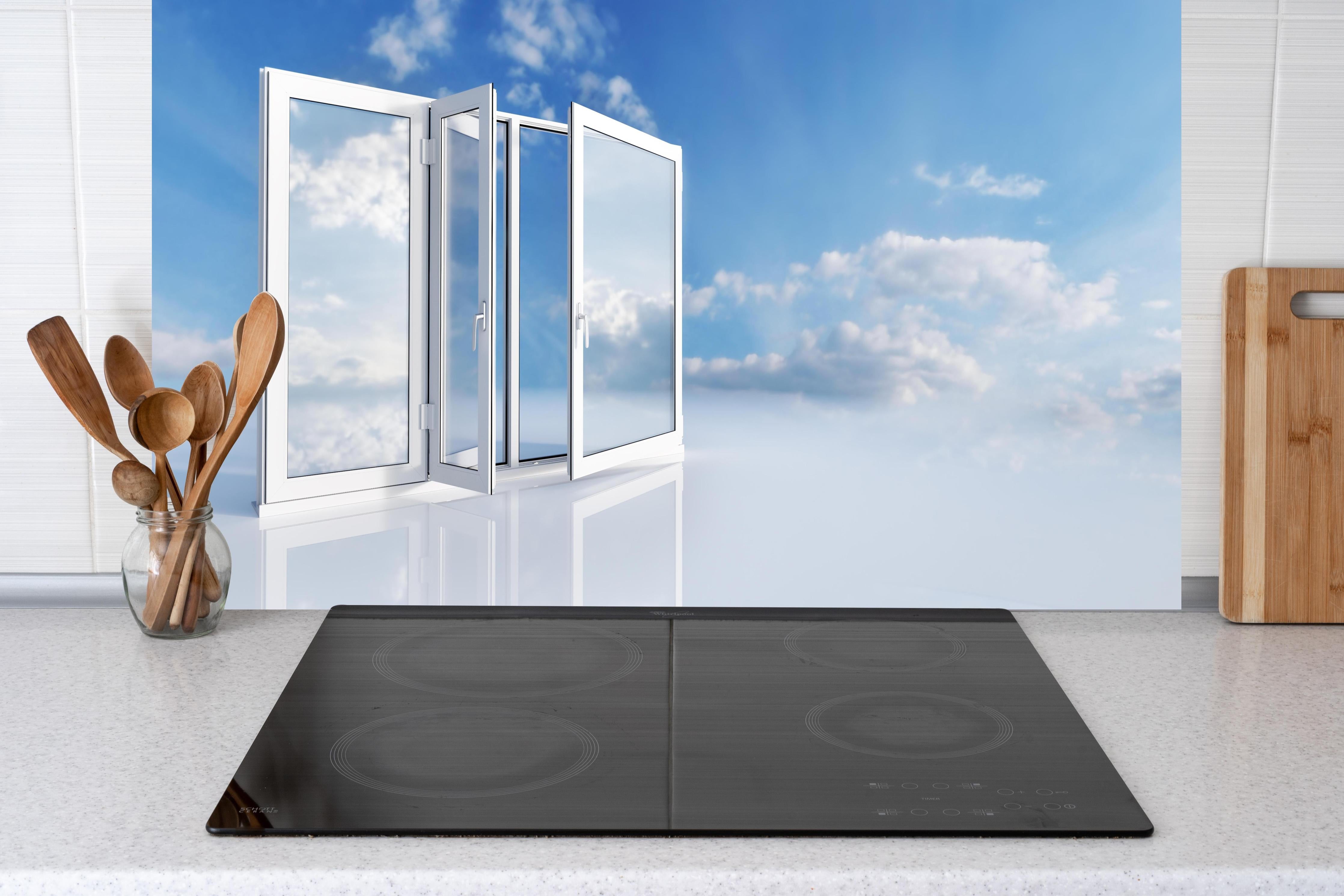 Küche - Fenster über dem Himmel hinter weißen Hochglanz-Küchenregalen und schwarzem Wasserhahn