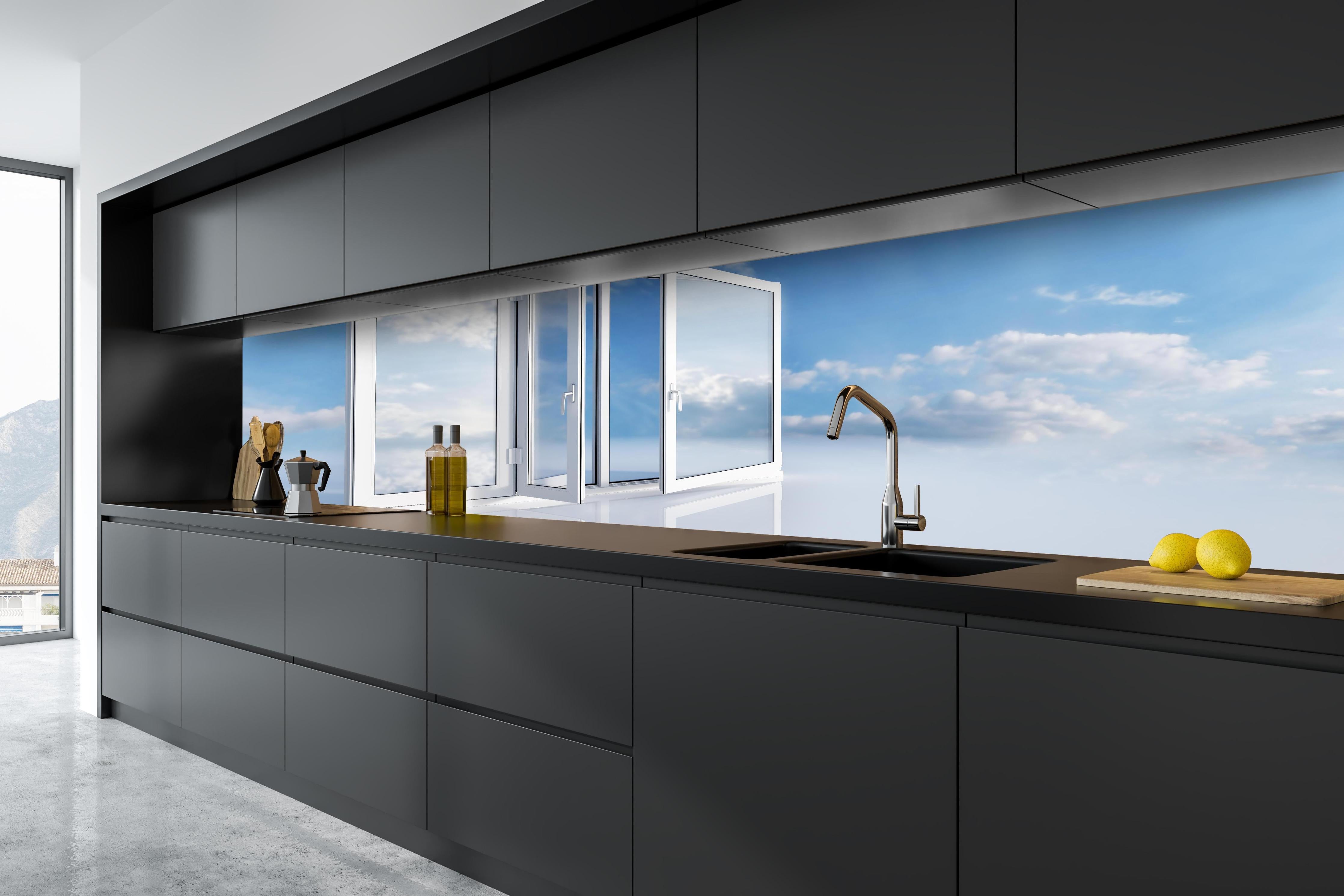 Küche - Fenster über dem Himmel hinter weißen Hochglanz-Küchenregalen und schwarzem Wasserhahn