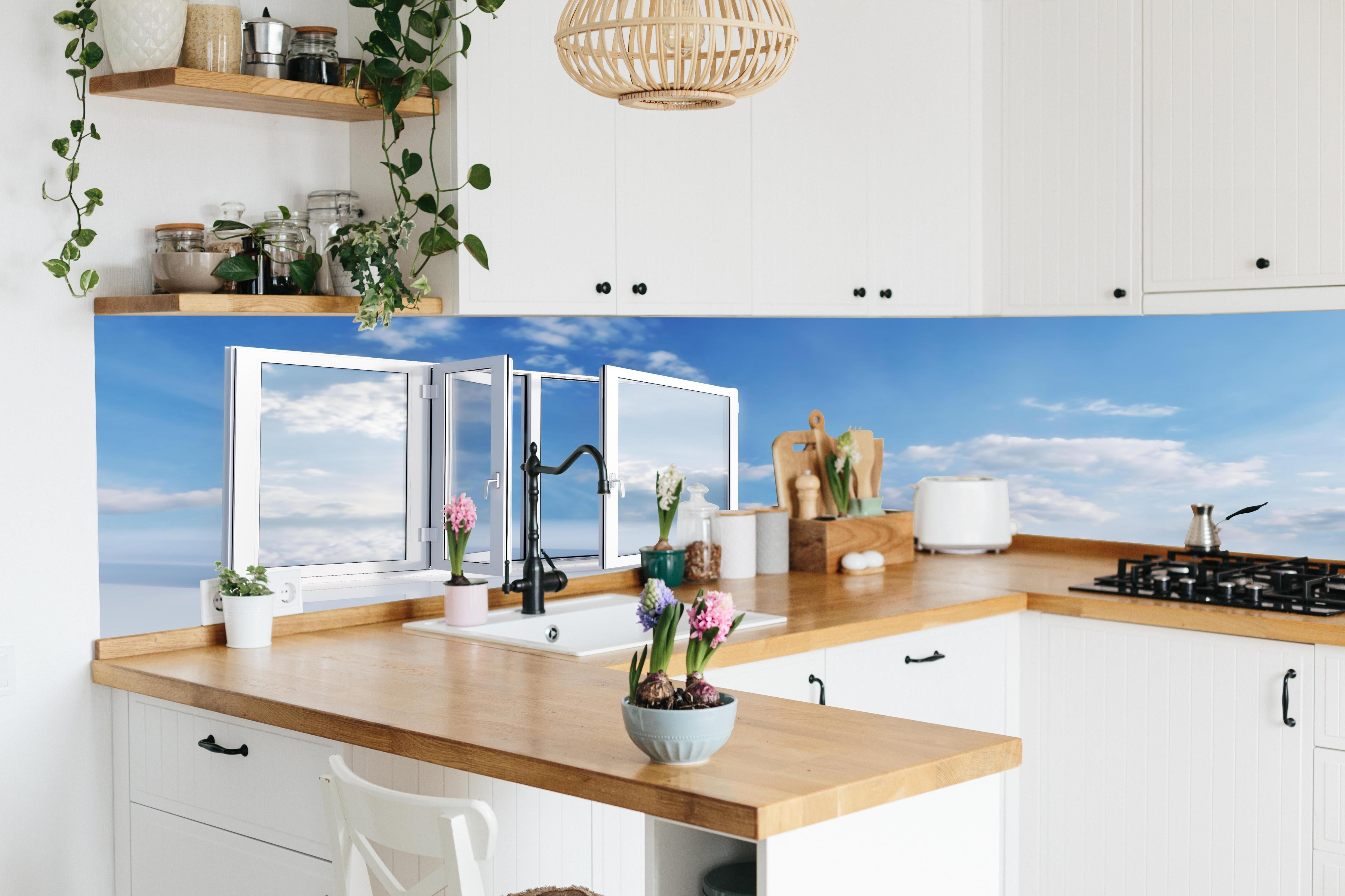 Küche - Fenster über dem Himmel hinter weißen Hochglanz-Küchenregalen und schwarzem Wasserhahn