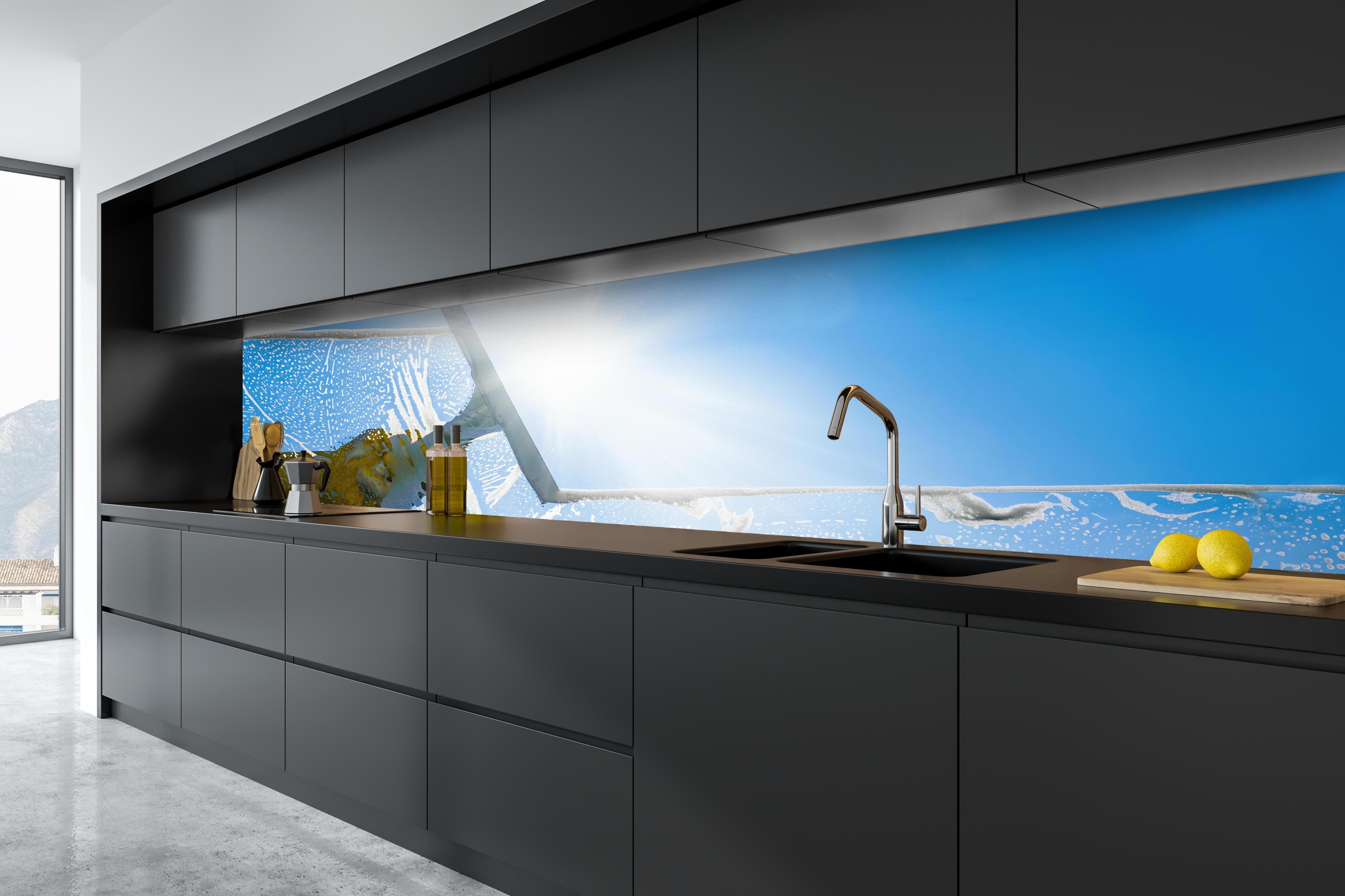 Küche - Fensterputzer mit Abzieher und strahlendem Himmel hinter weißen Hochglanz-Küchenregalen und schwarzem Wasserhahn