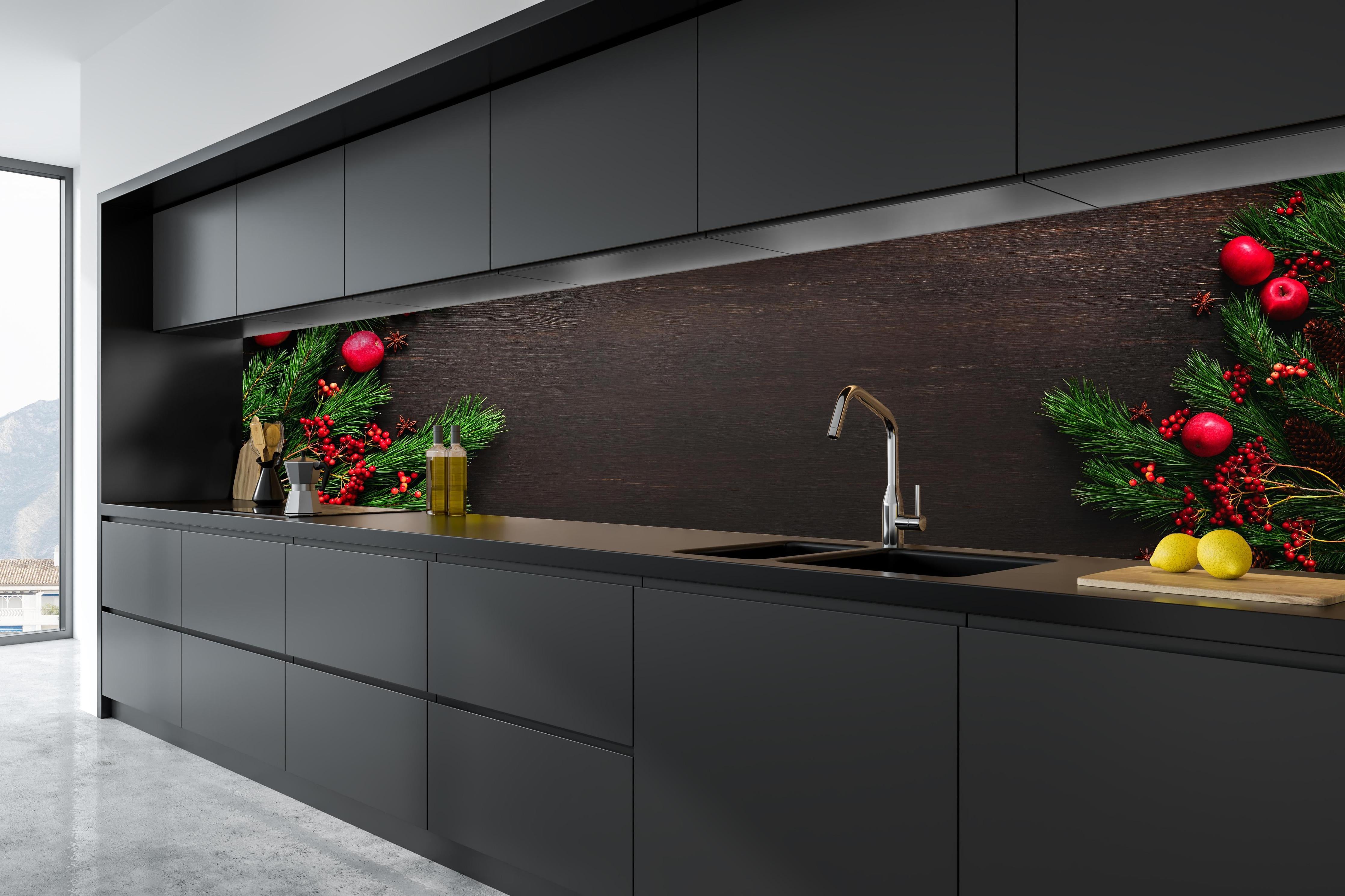 Küche - Festliche Weihnachtsdeko Dunkelrot Banner hinter weißen Hochglanz-Küchenregalen und schwarzem Wasserhahn