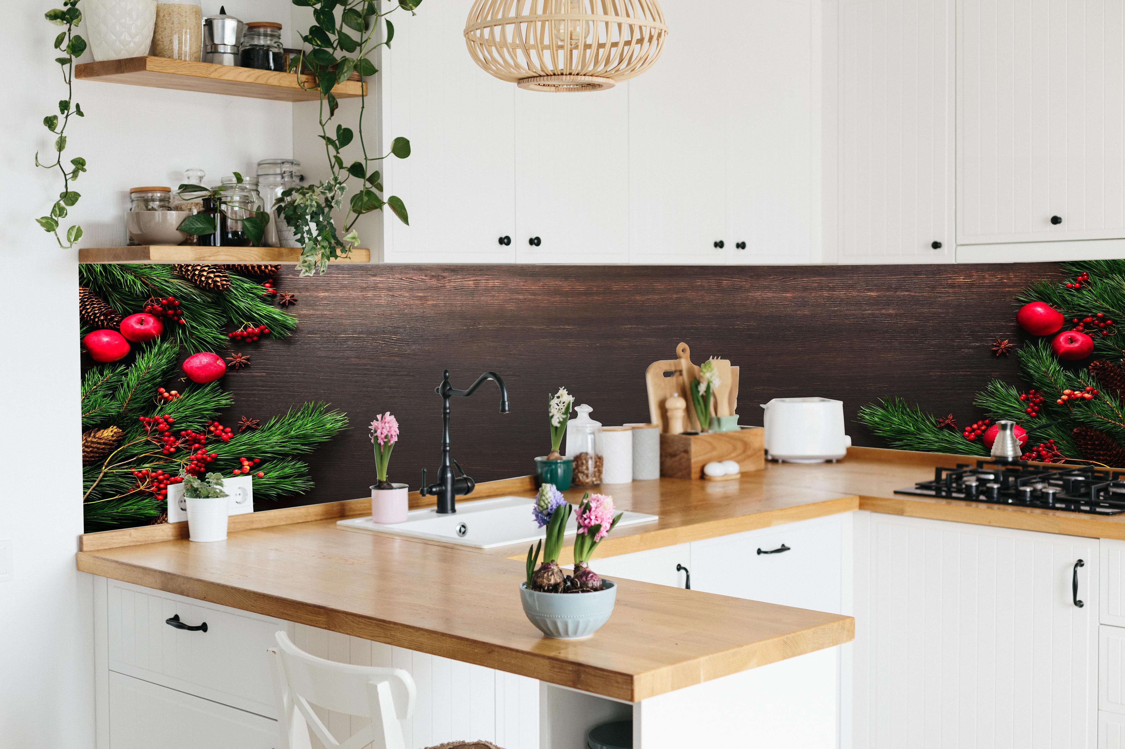 Küche - Festliche Weihnachtsdeko Dunkelrot Banner hinter weißen Hochglanz-Küchenregalen und schwarzem Wasserhahn