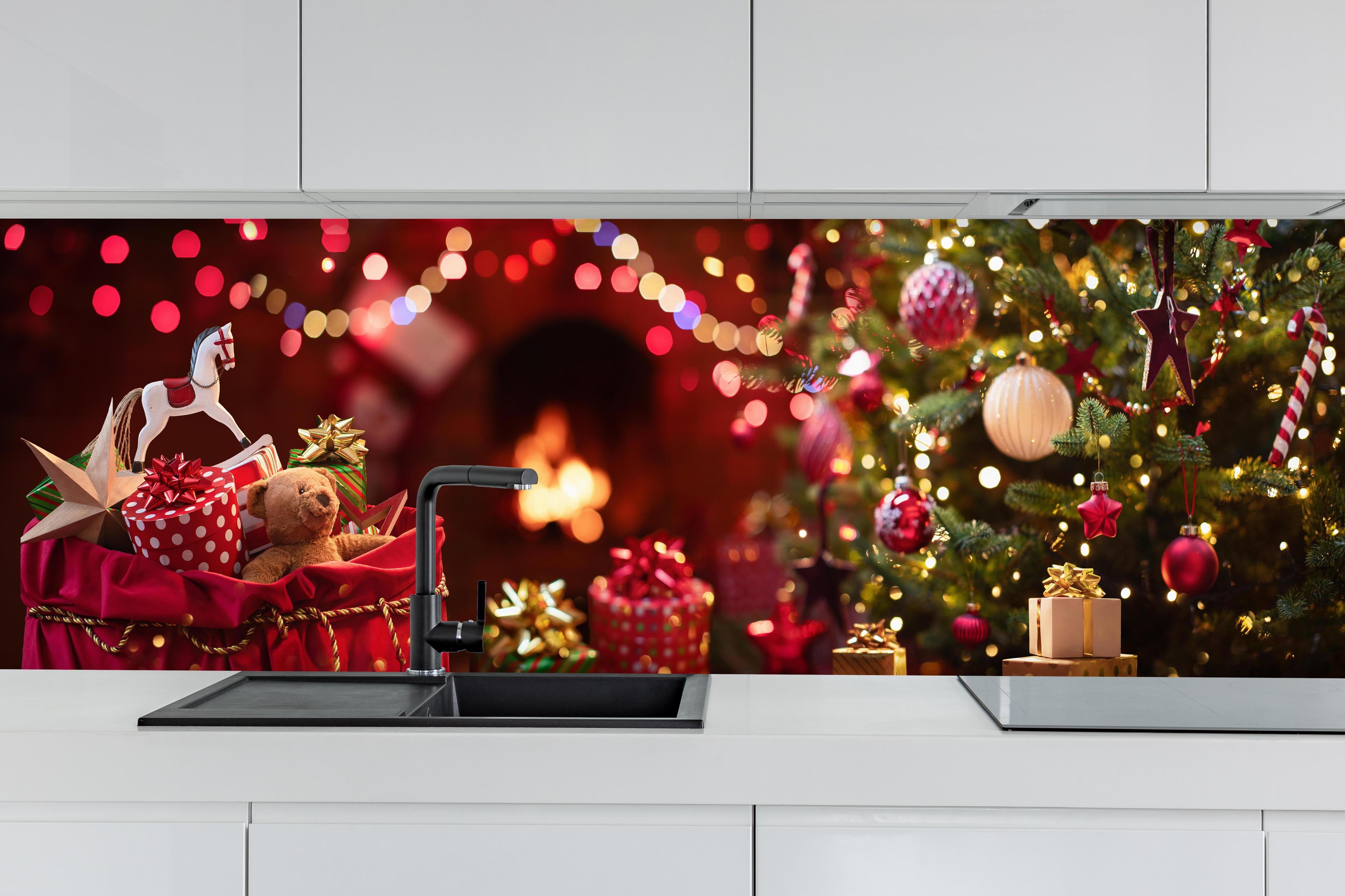 Küche - Festliche Weihnachtsdeko Rot-Gold Tannenbaum hinter weißen Hochglanz-Küchenregalen und schwarzem Wasserhahn