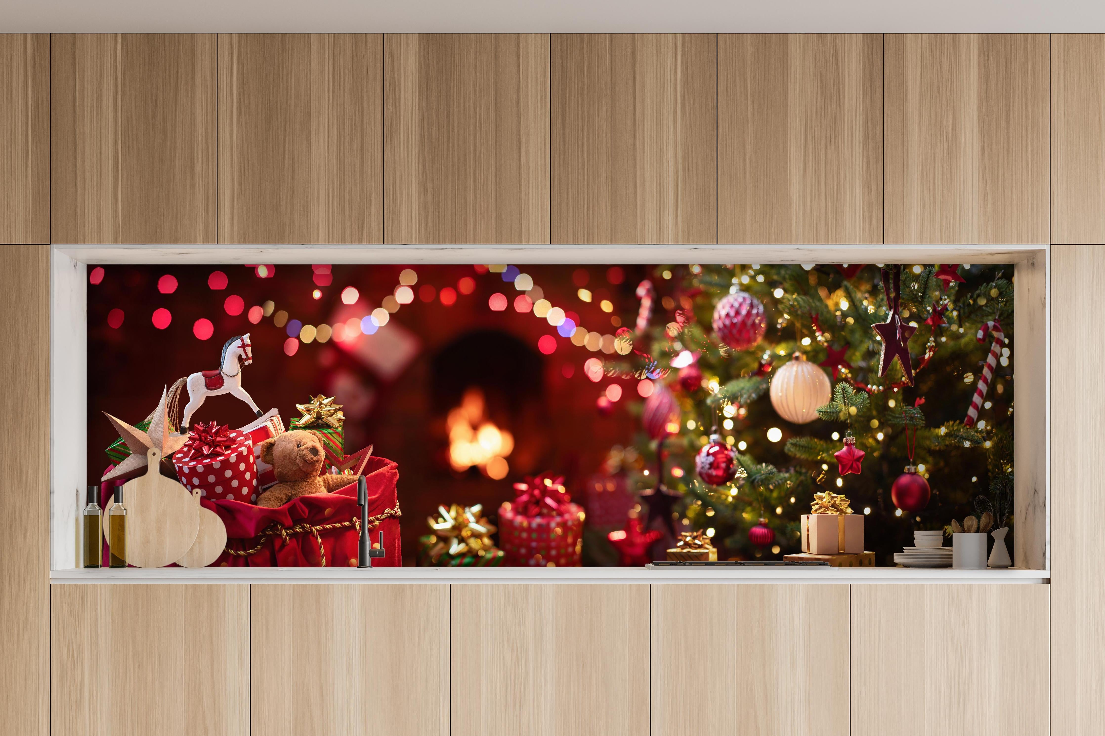 Küche - Festliche Weihnachtsdeko Rot-Gold Tannenbaum hinter weißen Hochglanz-Küchenregalen und schwarzem Wasserhahn