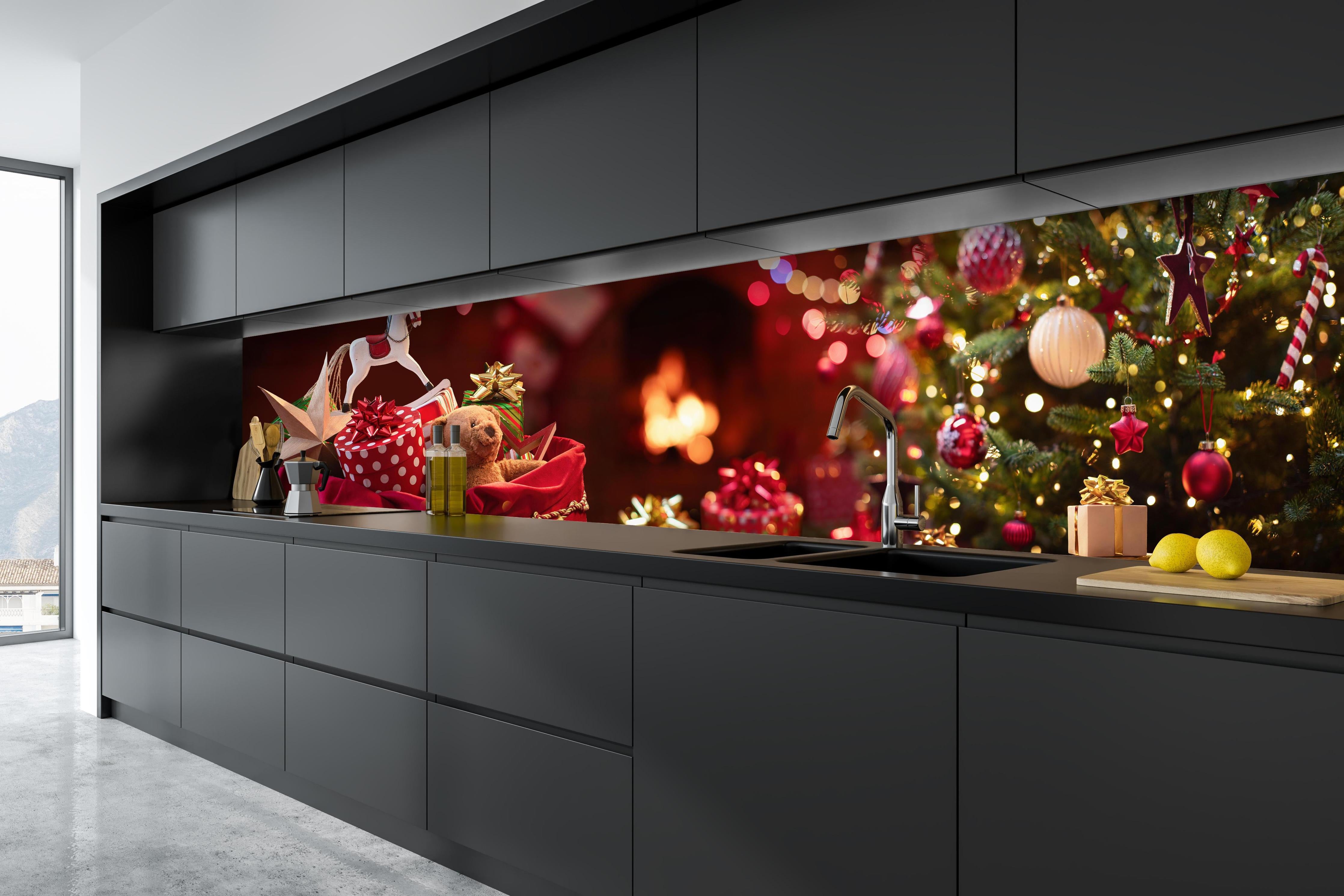 Küche - Festliche Weihnachtsdeko Rot-Gold Tannenbaum hinter weißen Hochglanz-Küchenregalen und schwarzem Wasserhahn