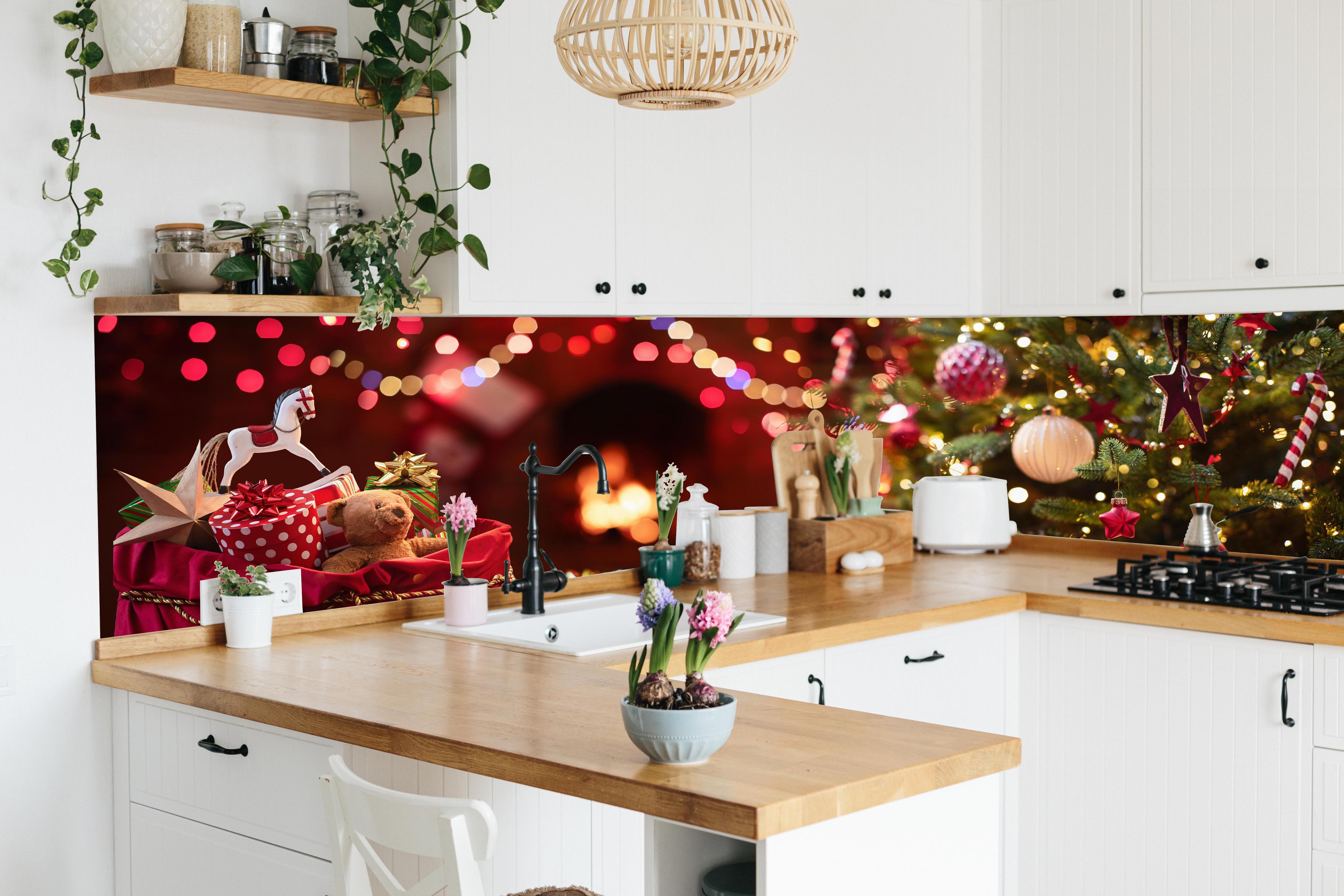 Küche - Festliche Weihnachtsdeko Rot-Gold Tannenbaum hinter weißen Hochglanz-Küchenregalen und schwarzem Wasserhahn