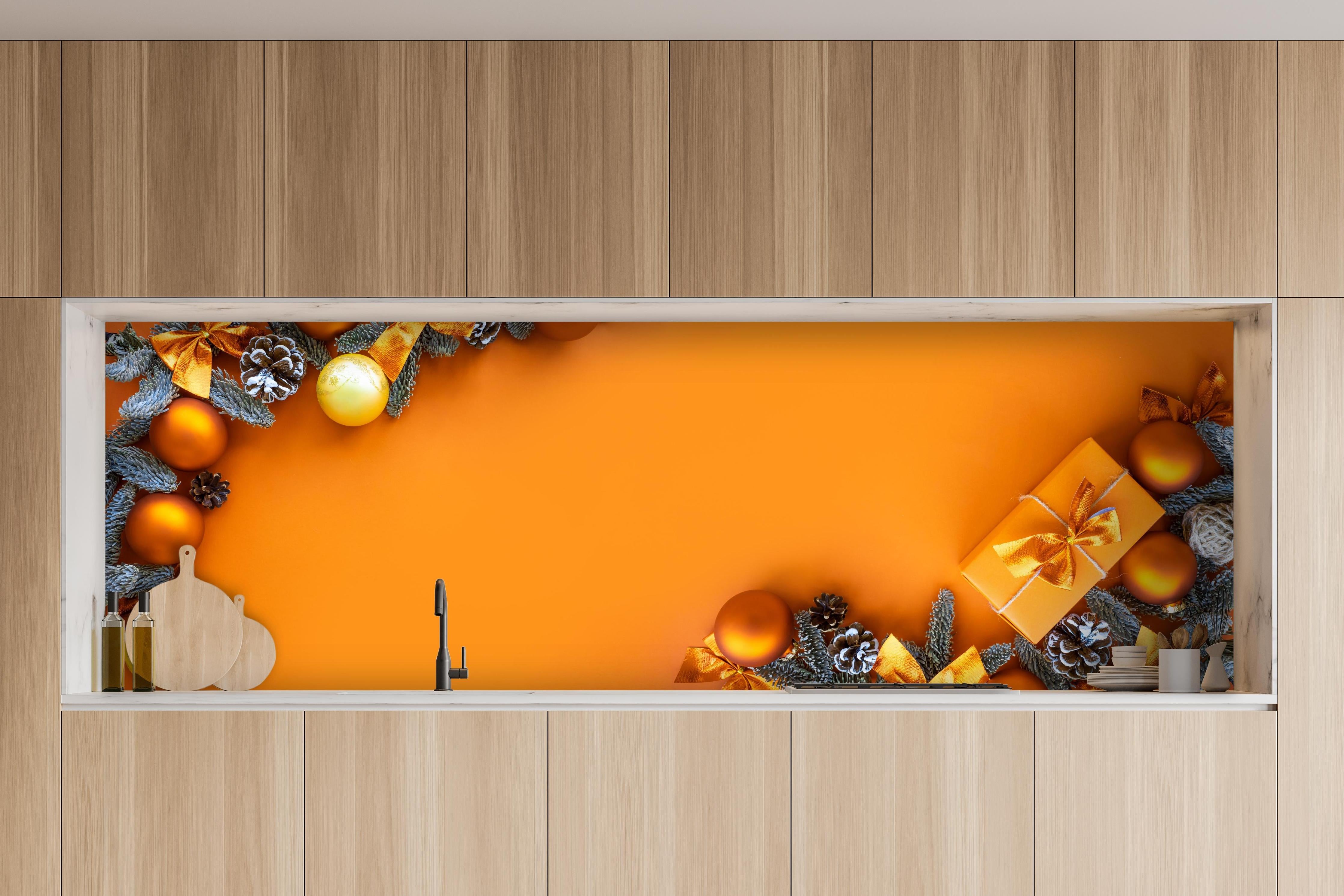 Küche - Festliches Weihnachtsdekor mit goldenen Akzenten hinter weißen Hochglanz-Küchenregalen und schwarzem Wasserhahn