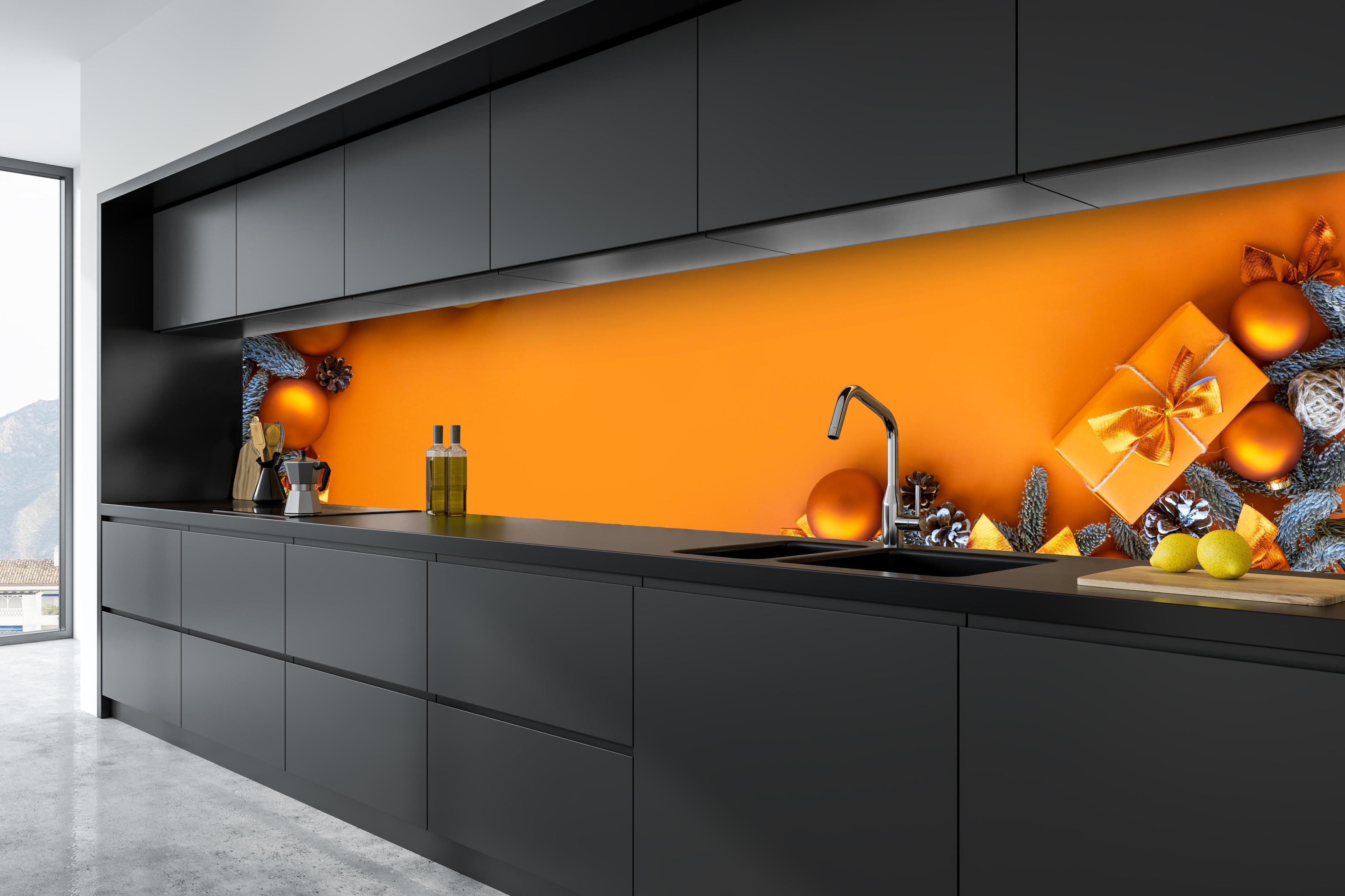 Küche - Festliches Weihnachtsdekor mit goldenen Akzenten hinter weißen Hochglanz-Küchenregalen und schwarzem Wasserhahn