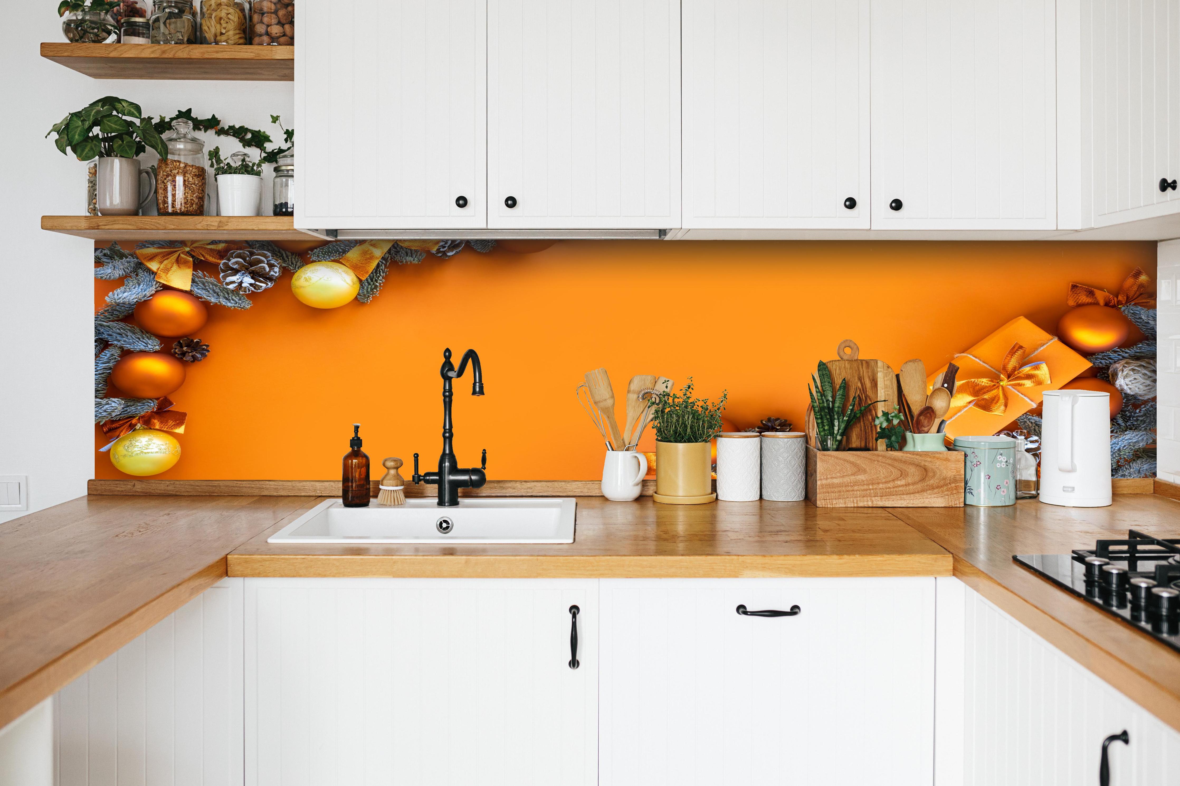 Küche - Festliches Weihnachtsdekor mit goldenen Akzenten hinter weißen Hochglanz-Küchenregalen und schwarzem Wasserhahn