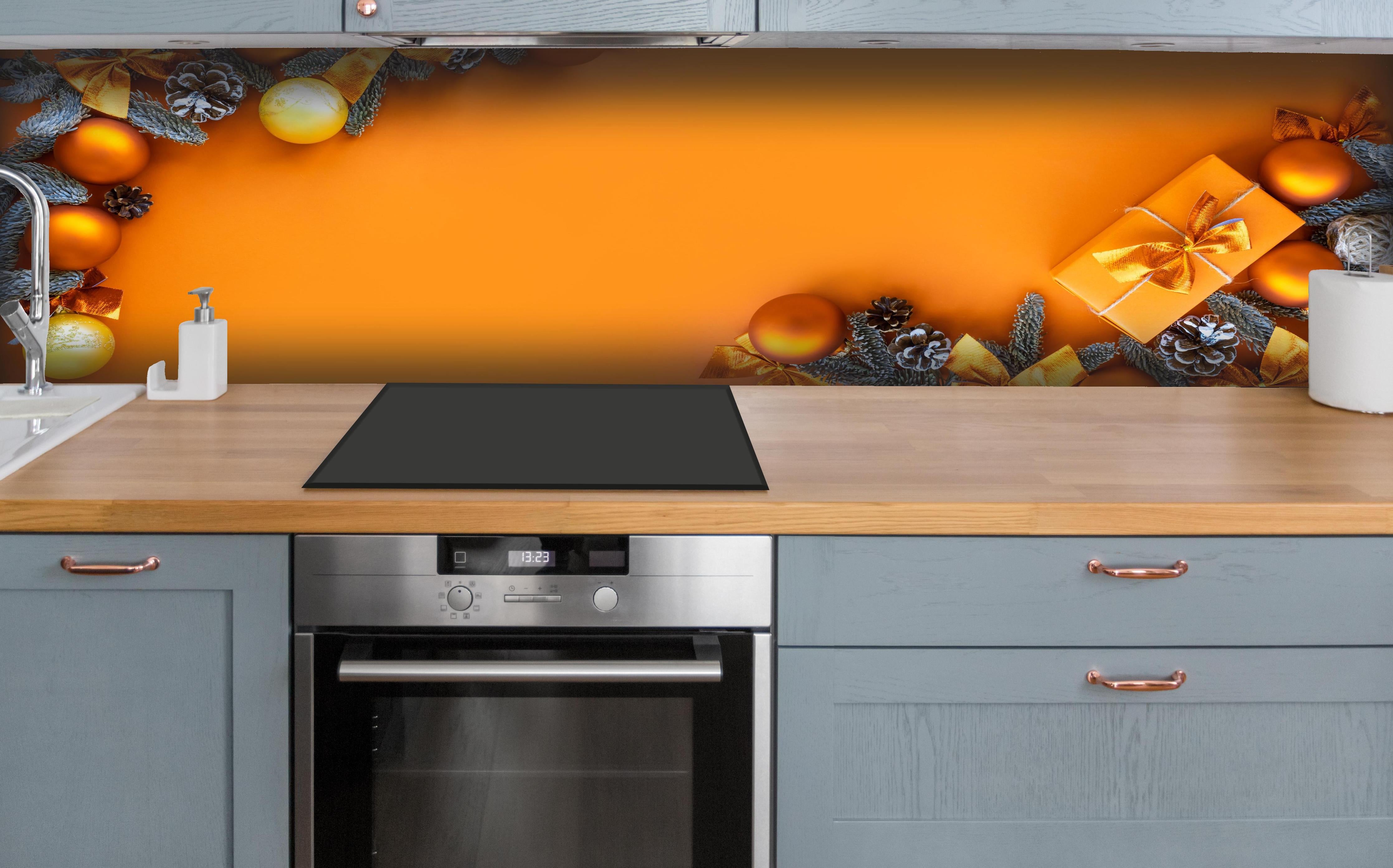 Küche - Festliches Weihnachtsdekor mit goldenen Akzenten hinter weißen Hochglanz-Küchenregalen und schwarzem Wasserhahn