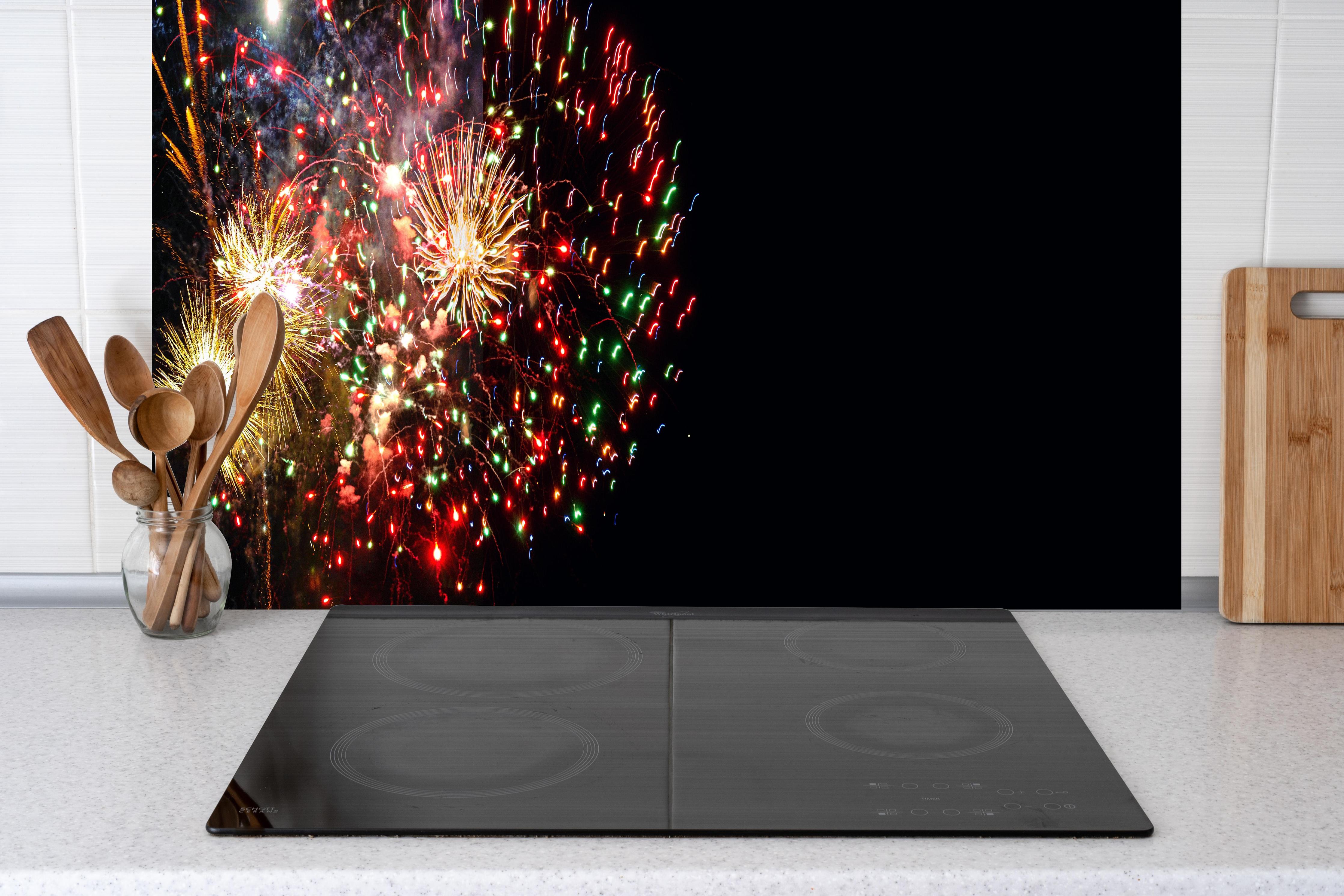 Küche - Feuerwerk Neujahr Bunt Nachthimmel hinter weißen Hochglanz-Küchenregalen und schwarzem Wasserhahn