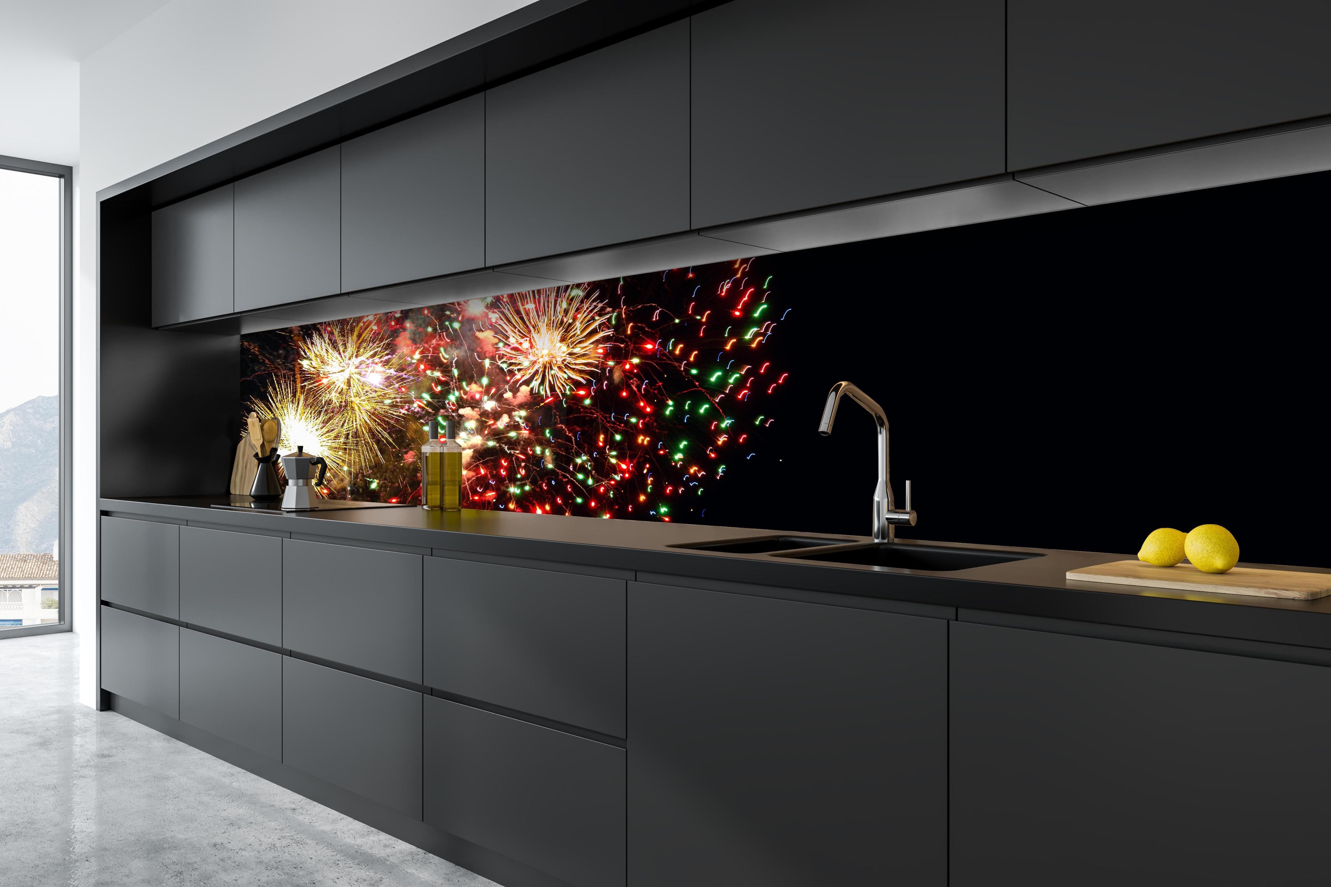 Küche - Feuerwerk Neujahr Bunt Nachthimmel hinter weißen Hochglanz-Küchenregalen und schwarzem Wasserhahn