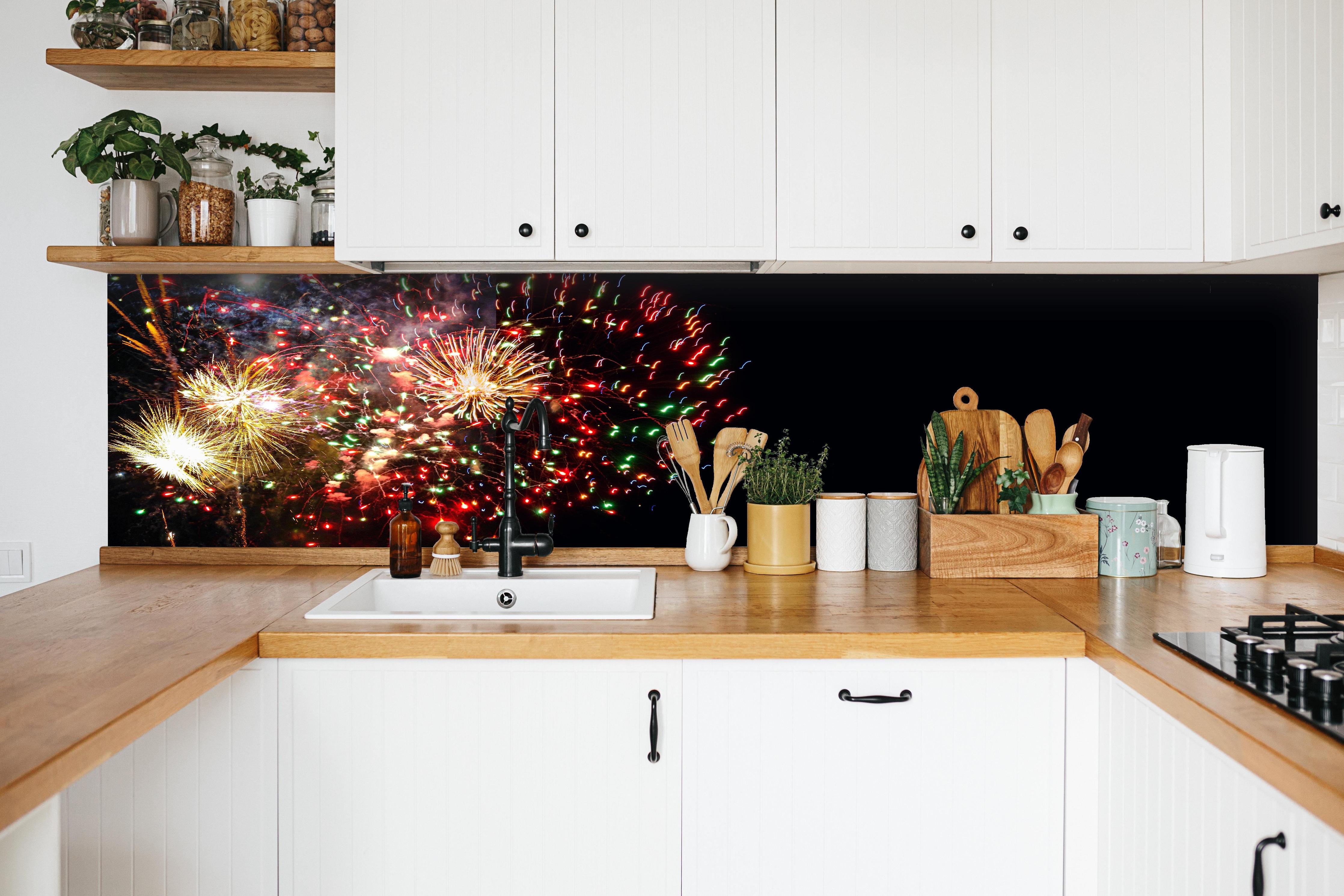 Küche - Feuerwerk Neujahr Bunt Nachthimmel hinter weißen Hochglanz-Küchenregalen und schwarzem Wasserhahn