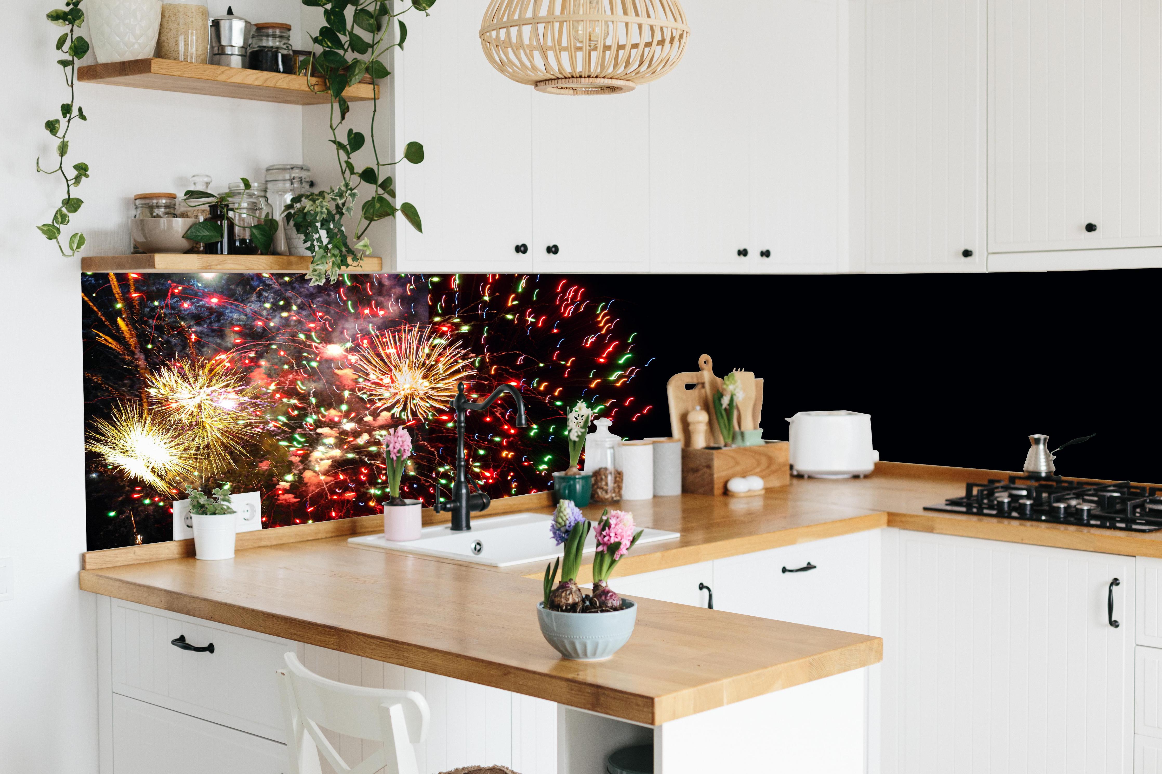 Küche - Feuerwerk Neujahr Bunt Nachthimmel hinter weißen Hochglanz-Küchenregalen und schwarzem Wasserhahn