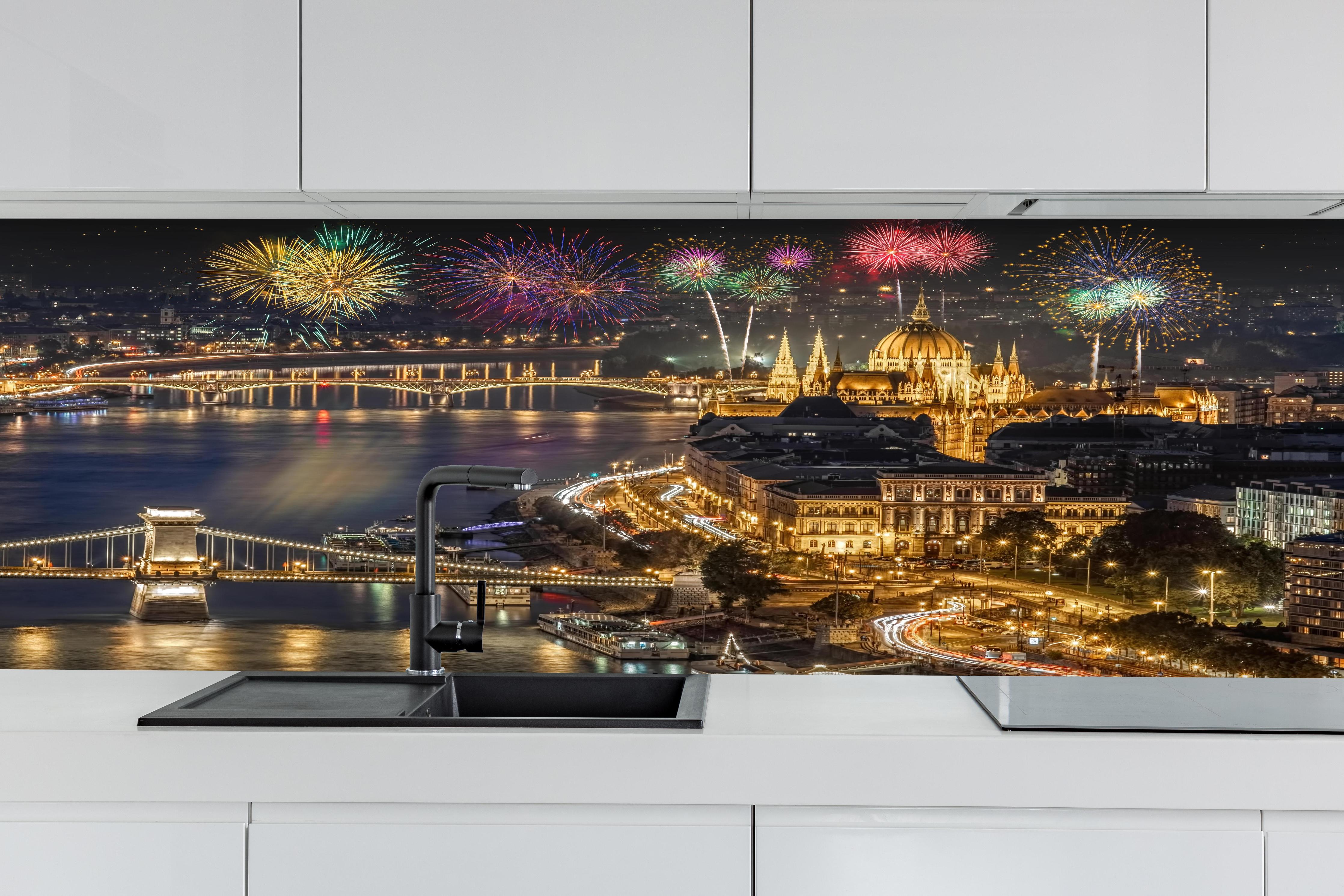 Küche - Feuerwerk über Budapest bei Nacht hinter weißen Hochglanz-Küchenregalen und schwarzem Wasserhahn